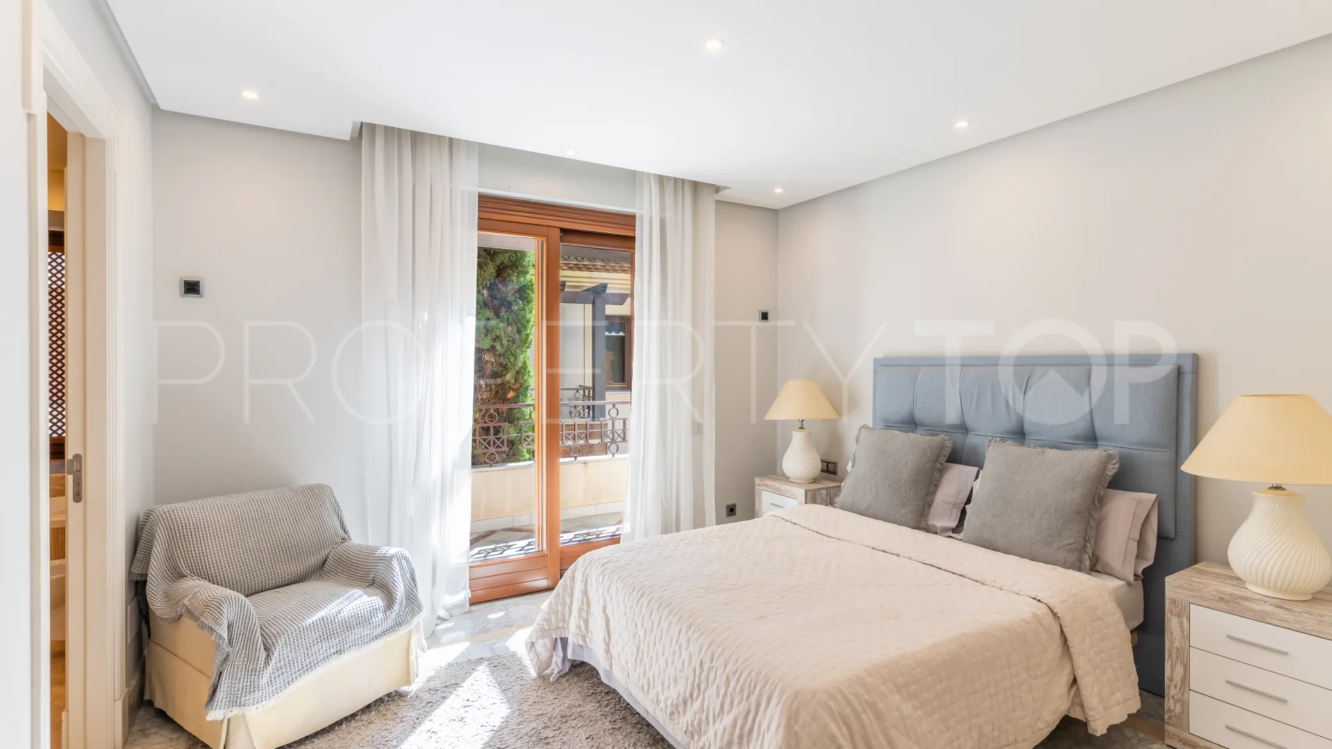 Buy apartment with 3 bedrooms in Los Monteros Playa