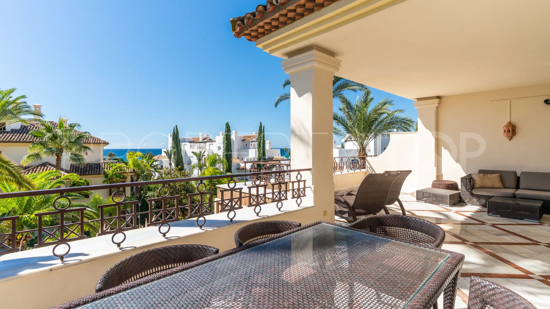 Buy apartment with 3 bedrooms in Los Monteros Playa