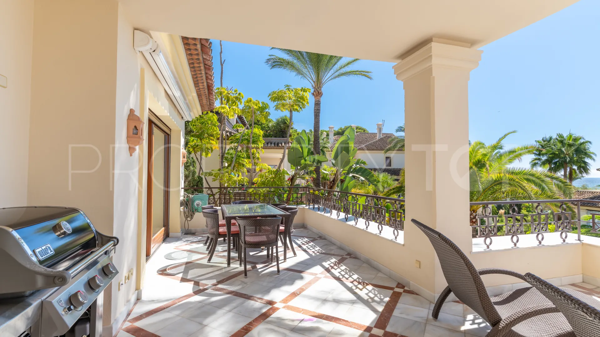 Buy apartment with 3 bedrooms in Los Monteros Playa