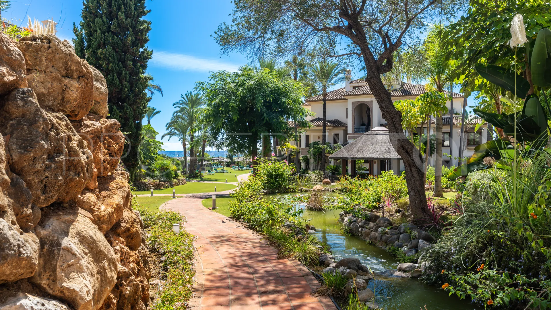 Buy apartment with 3 bedrooms in Los Monteros Playa