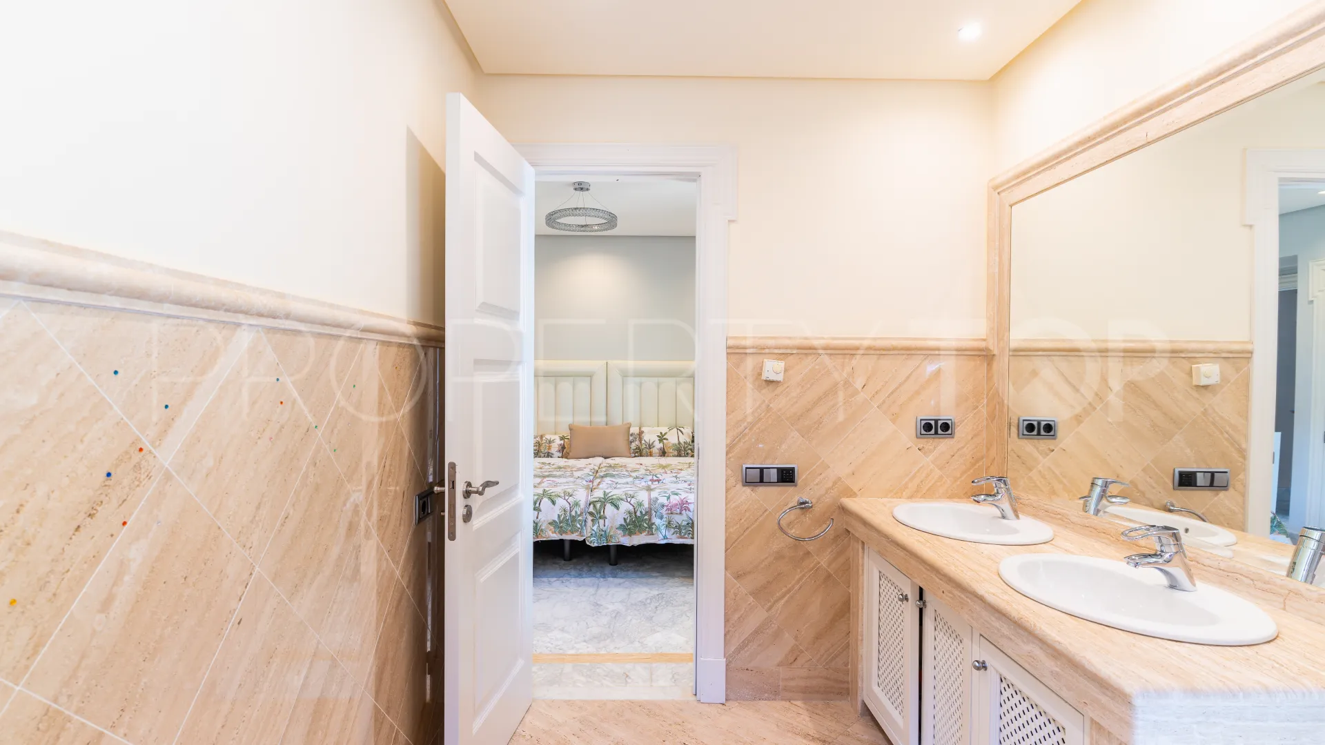 Buy apartment with 3 bedrooms in Los Monteros Playa