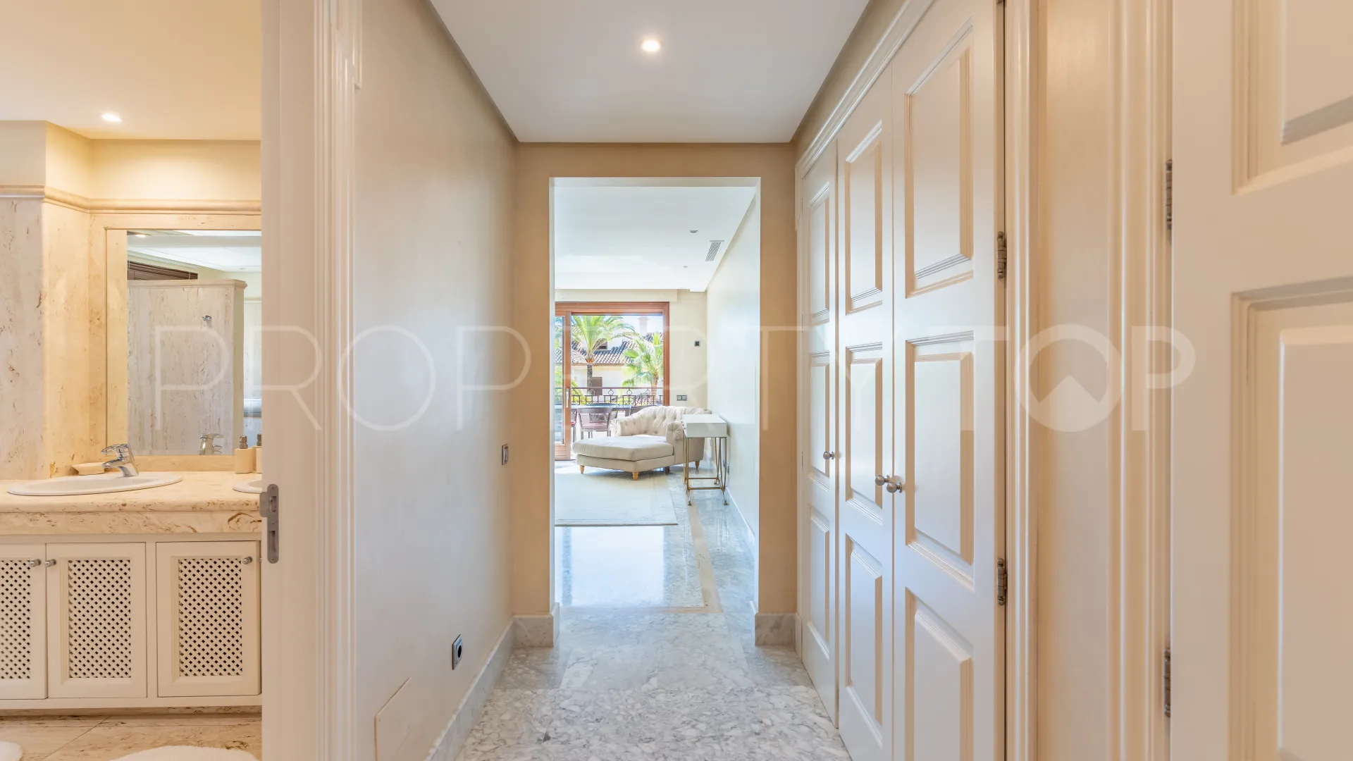 Buy apartment with 3 bedrooms in Los Monteros Playa