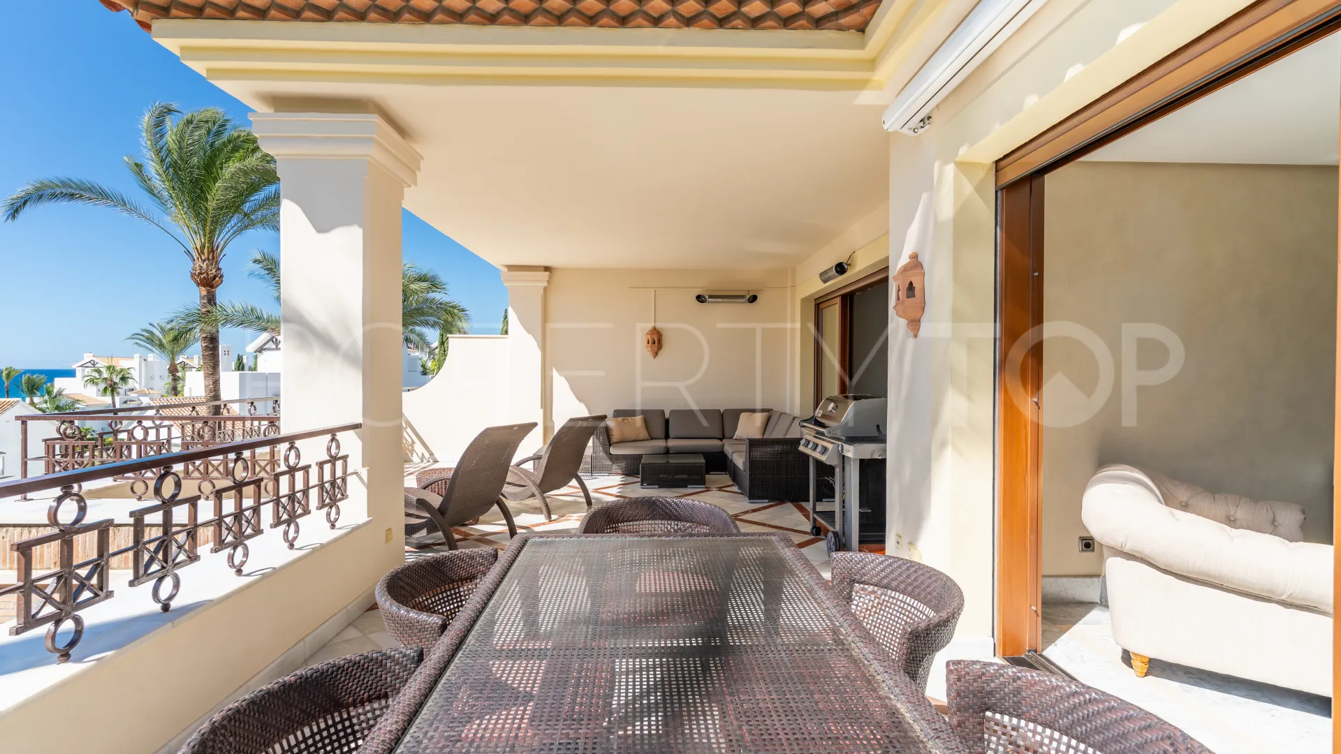 Buy apartment with 3 bedrooms in Los Monteros Playa