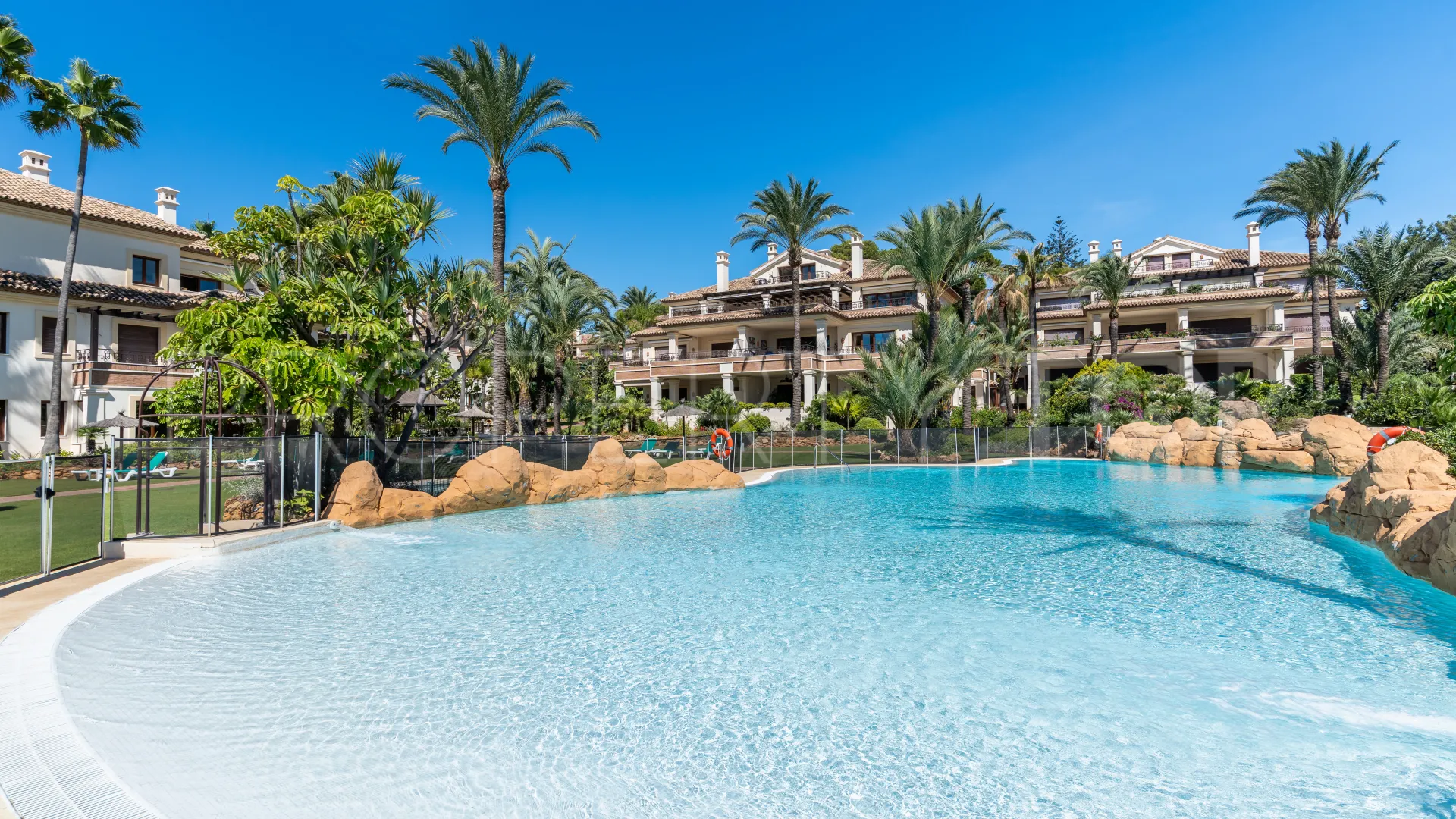 Buy apartment with 3 bedrooms in Los Monteros Playa