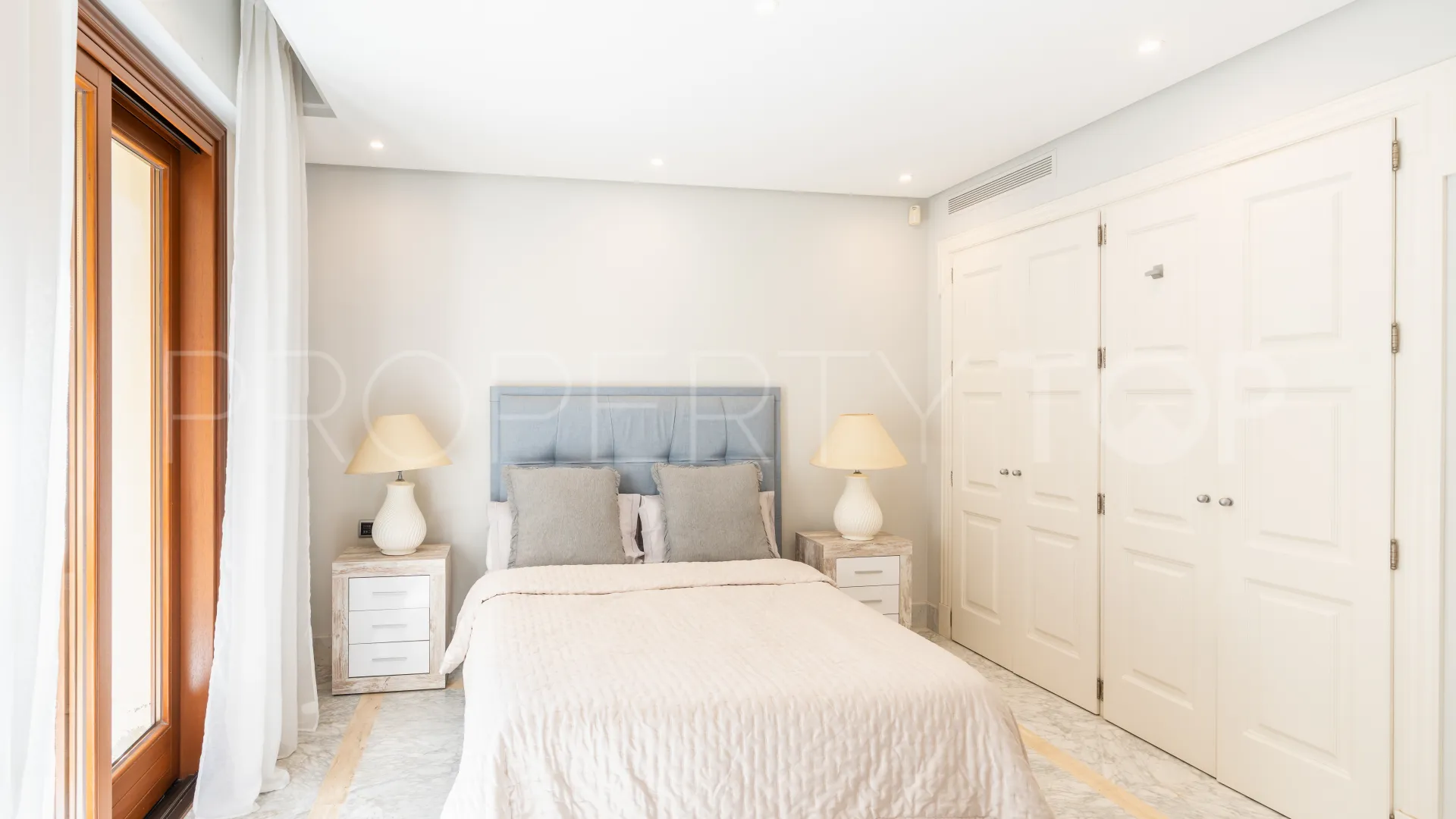 Buy apartment with 3 bedrooms in Los Monteros Playa