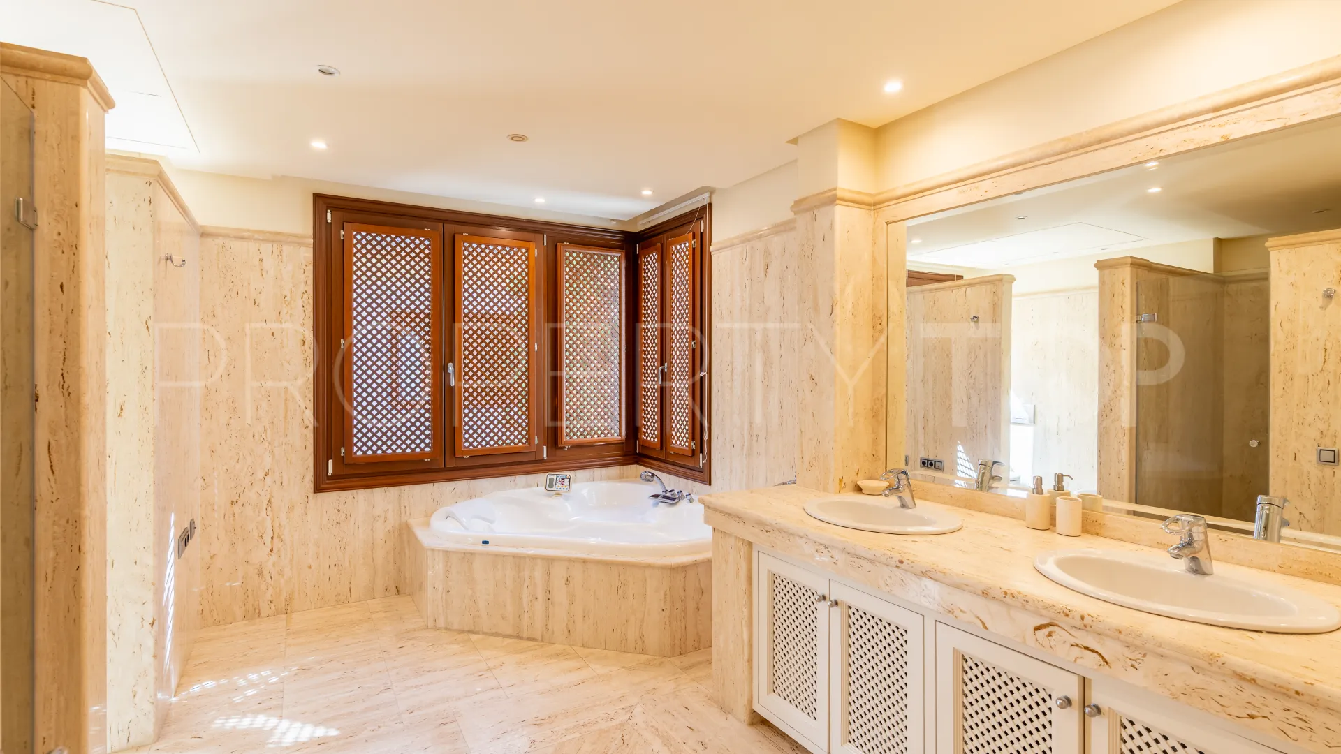 Buy apartment with 3 bedrooms in Los Monteros Playa