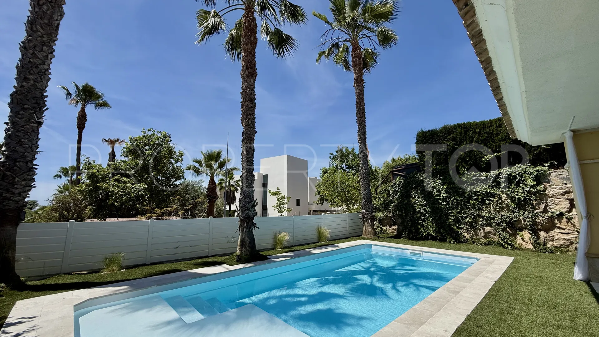 Se vende pareado en Santa Clara con 4 dormitorios