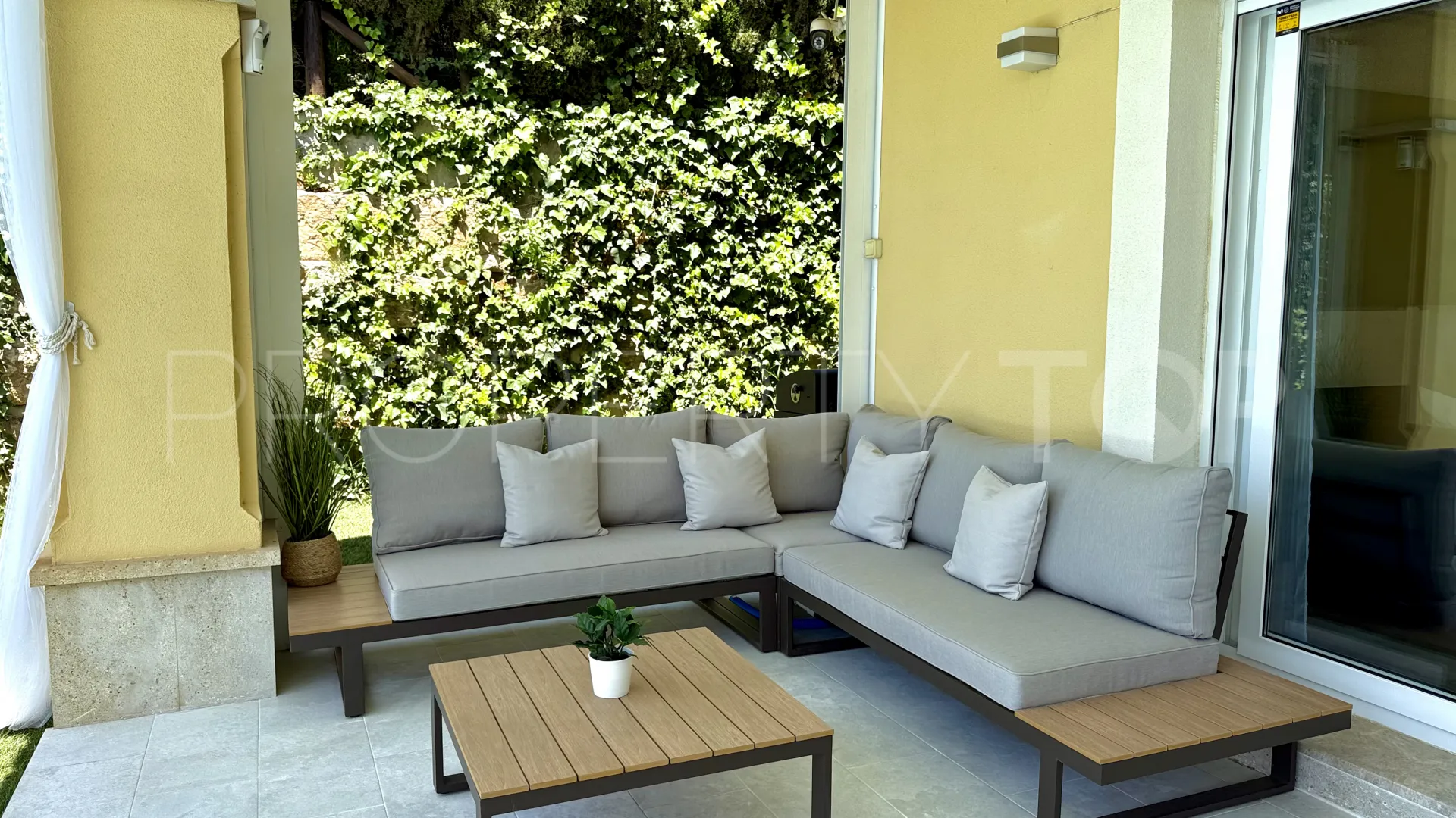 Se vende pareado en Santa Clara con 4 dormitorios