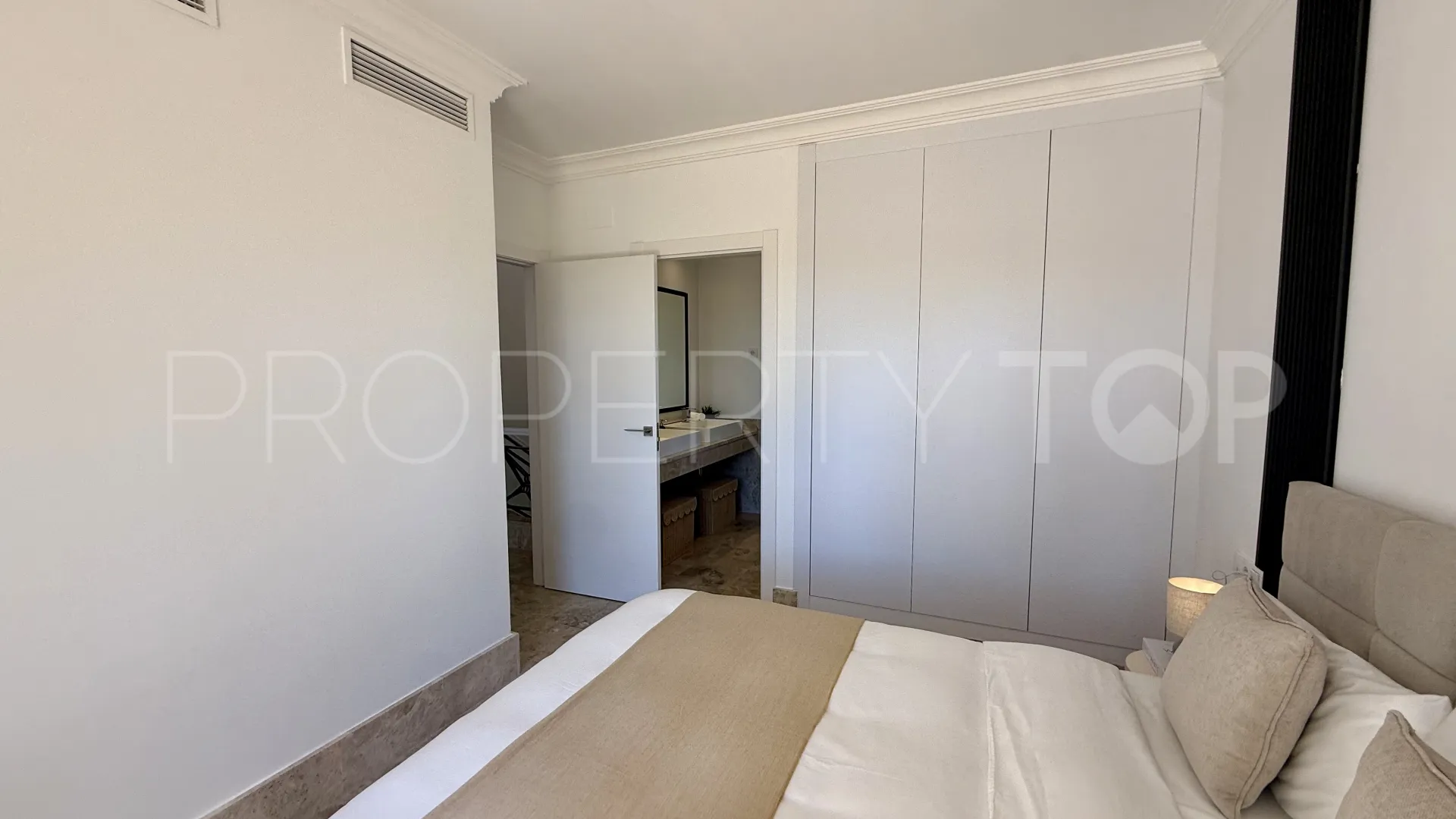 Se vende pareado en Santa Clara con 4 dormitorios