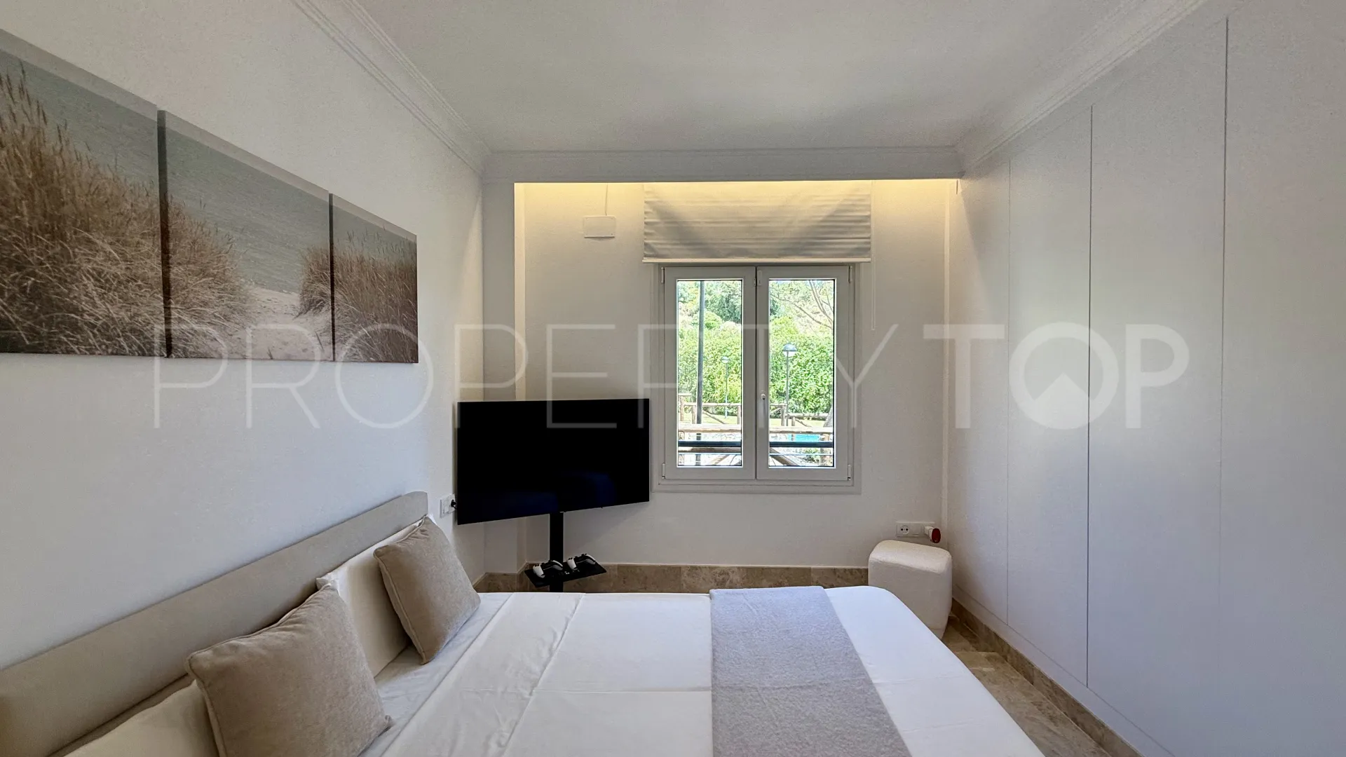 Se vende pareado en Santa Clara con 4 dormitorios