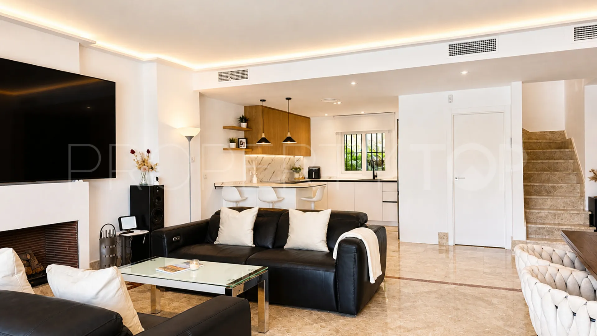 Se vende pareado en Santa Clara con 4 dormitorios