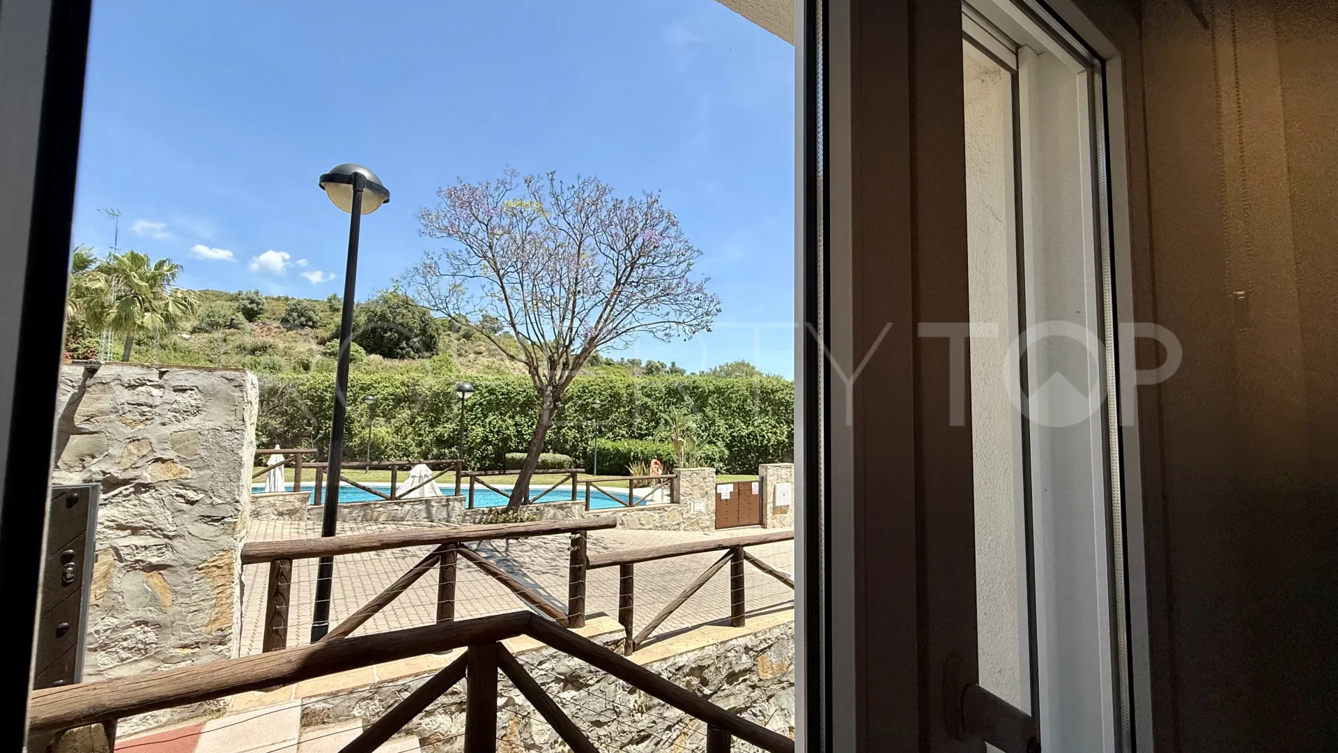Se vende pareado en Santa Clara con 4 dormitorios