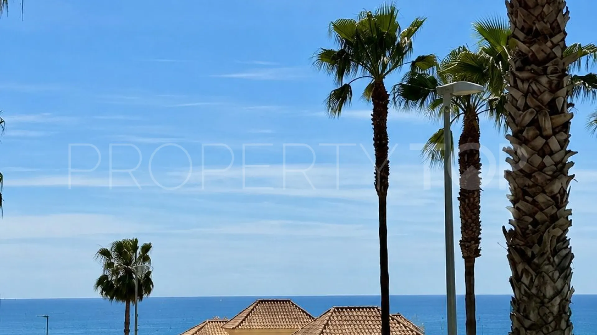 Se vende pareado en Santa Clara con 4 dormitorios