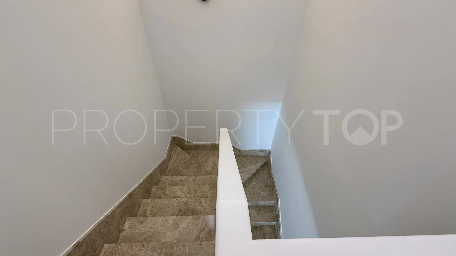 Se vende pareado en Santa Clara con 4 dormitorios