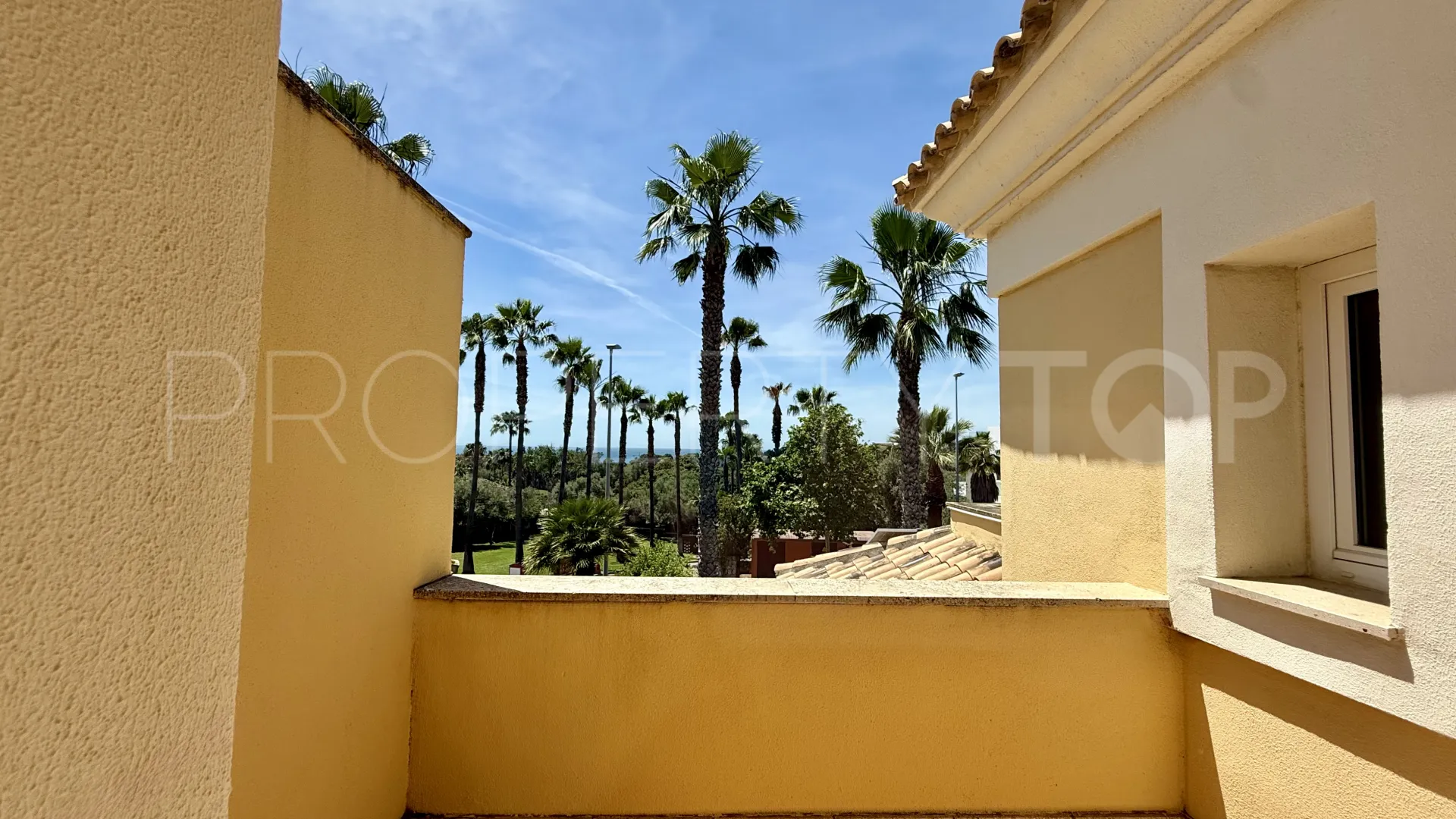 Se vende pareado en Santa Clara con 4 dormitorios