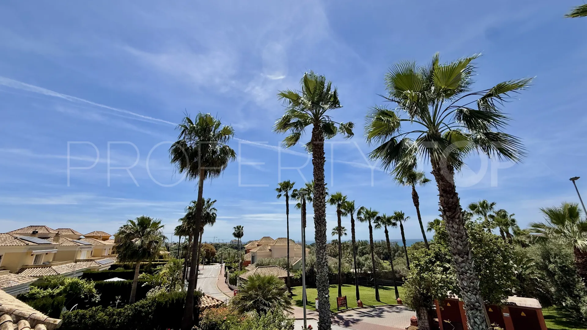 Se vende pareado en Santa Clara con 4 dormitorios