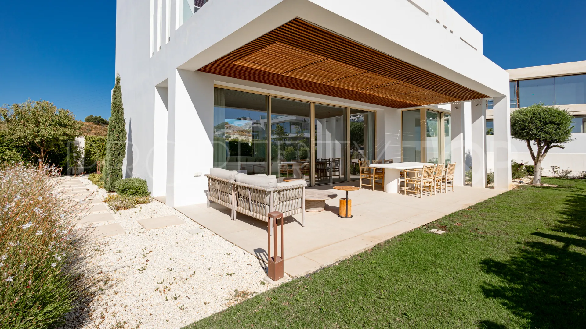 Se vende villa en El Higueron
