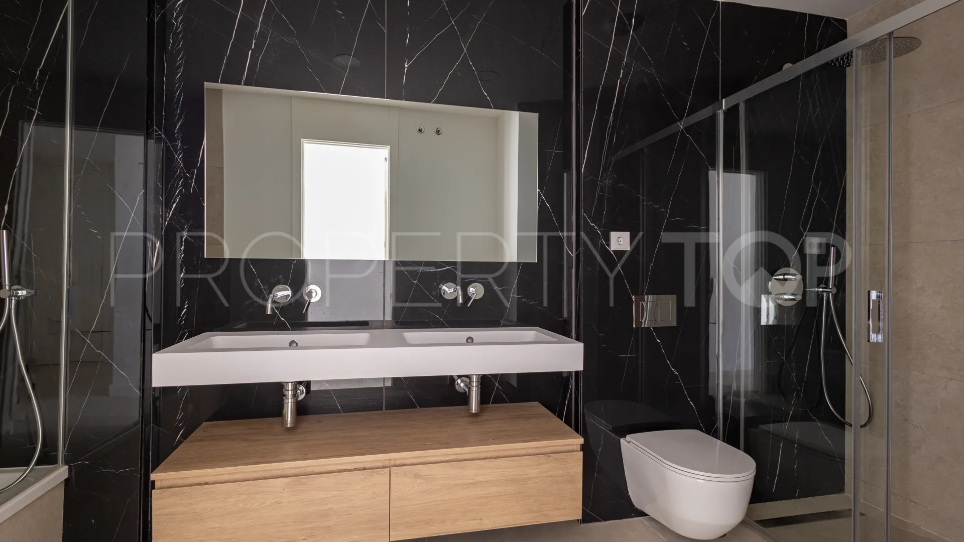 For sale ground floor apartment in La Quinta Golf with 3 bedrooms