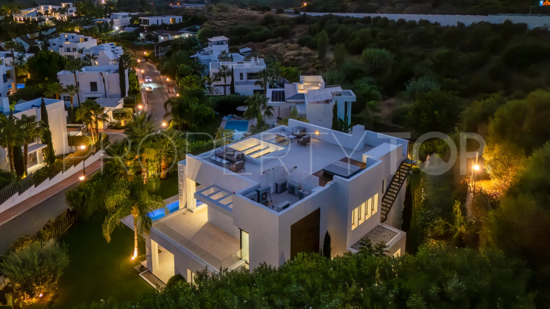 Nueva Andalucia 6 bedrooms villa for sale