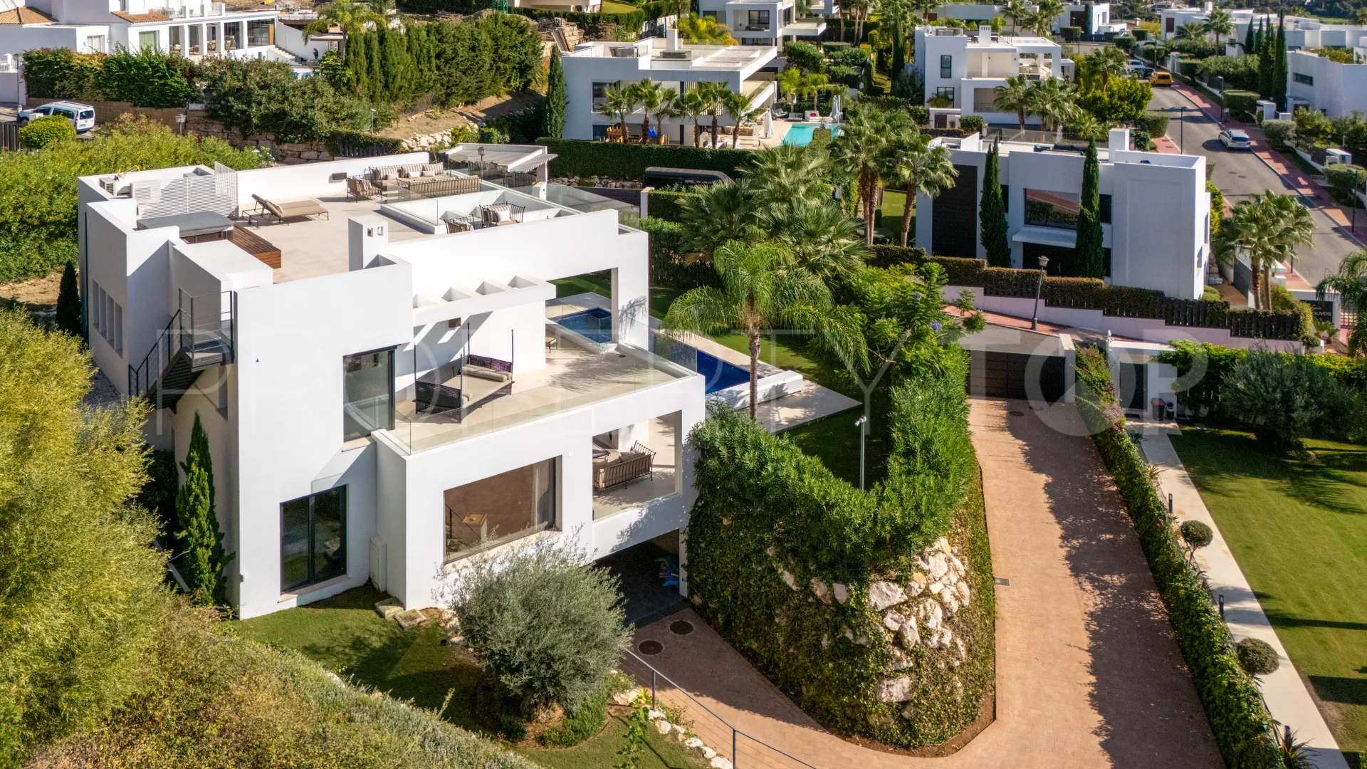 Nueva Andalucia 6 bedrooms villa for sale