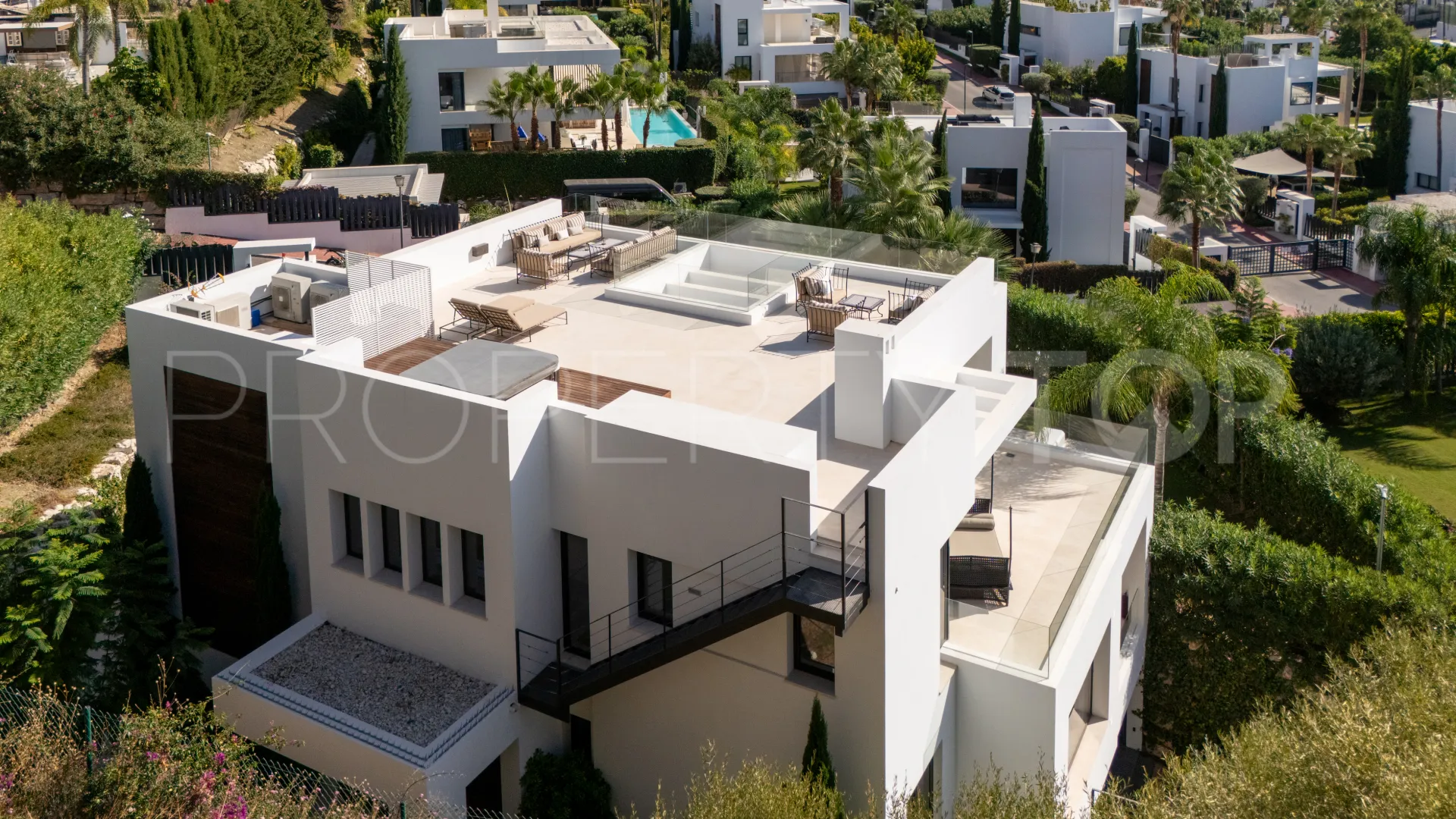 Nueva Andalucia 6 bedrooms villa for sale