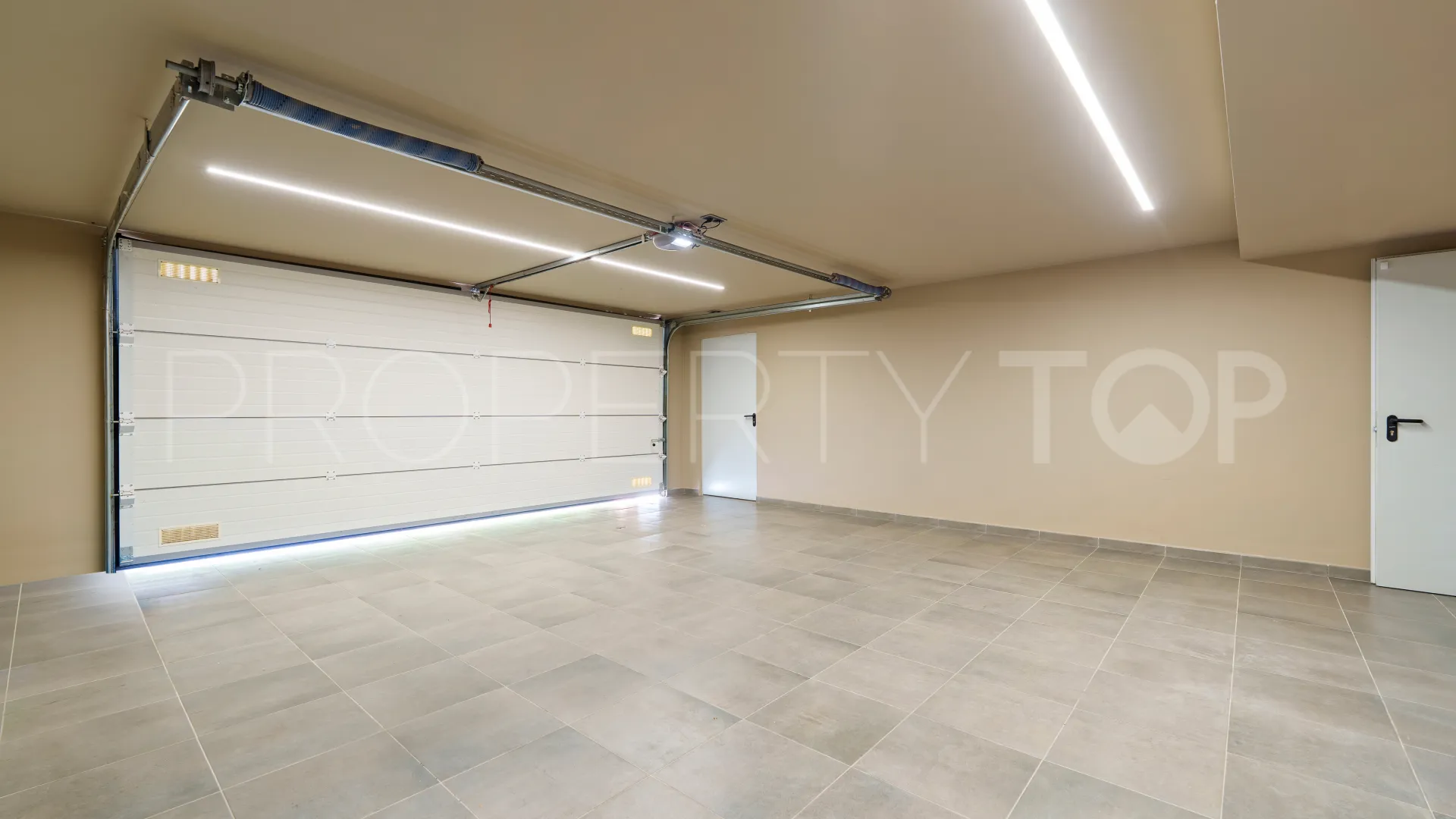 Nueva Andalucia 6 bedrooms villa for sale