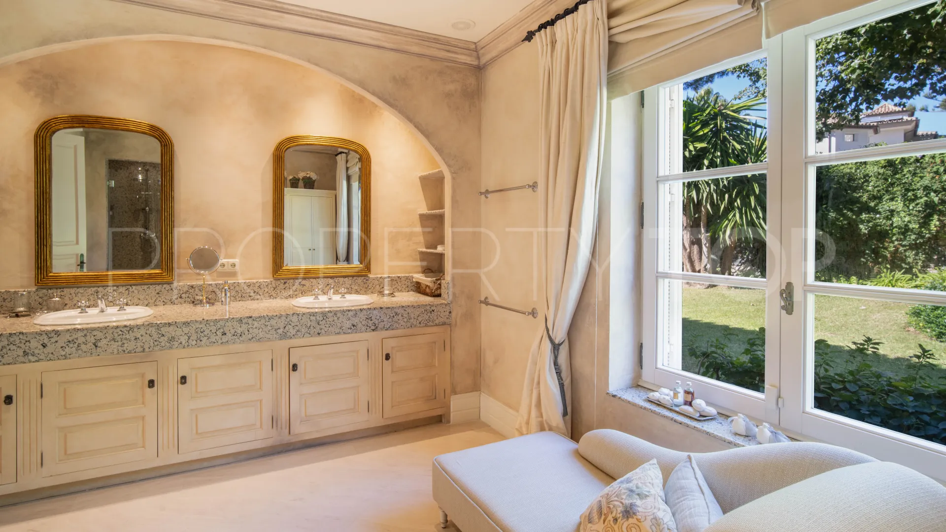 Villa in Altos Reales for sale