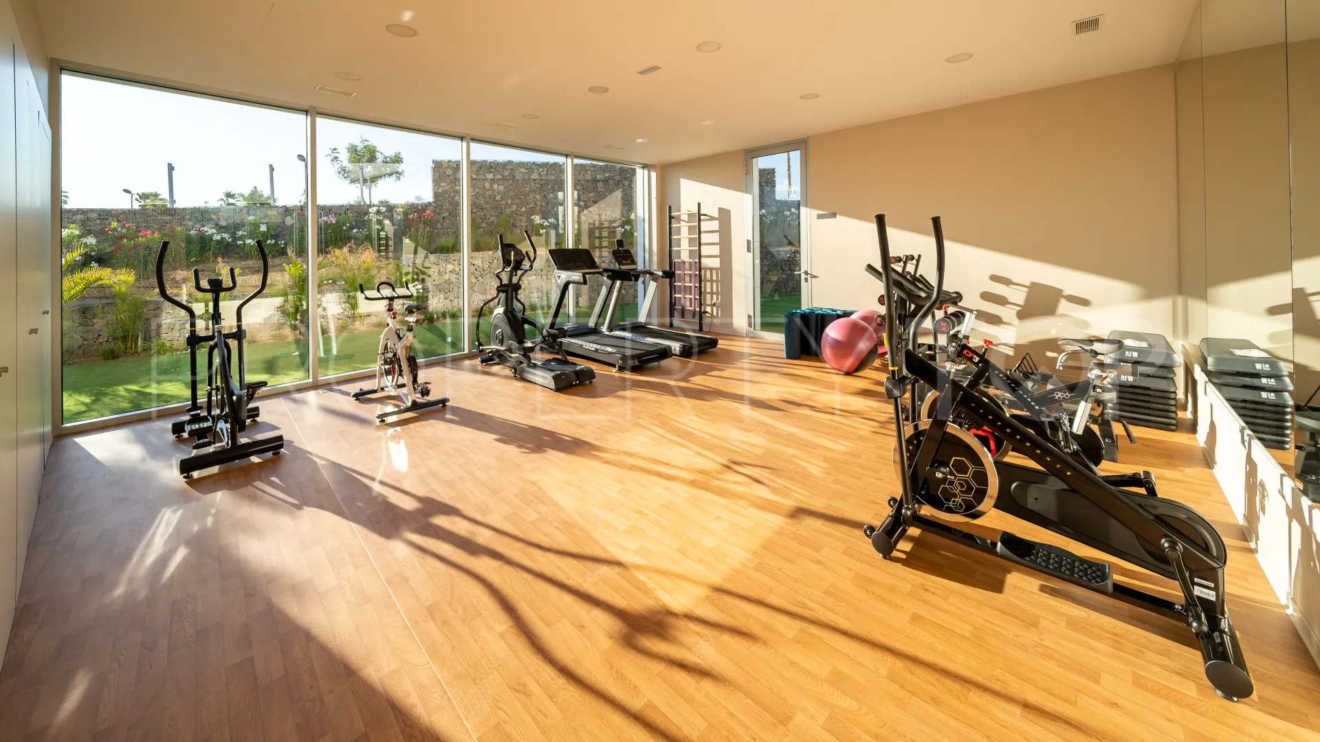 Estepona Playa, villa de 4 dormitorios en venta