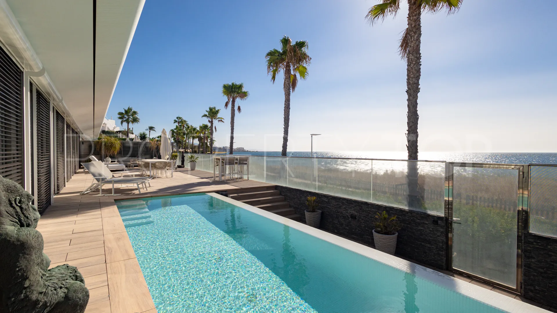 Estepona Playa, villa de 4 dormitorios en venta