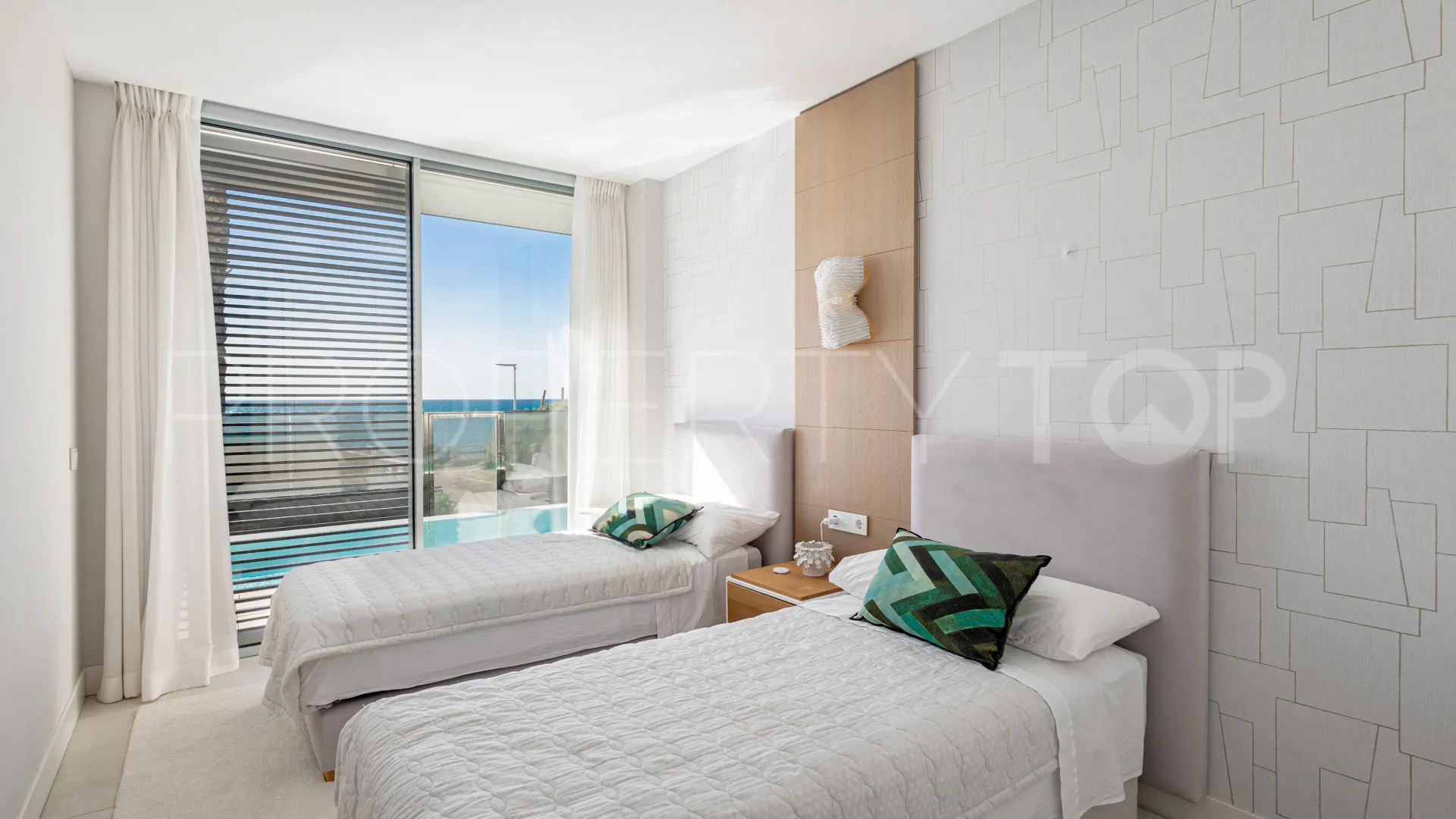 Estepona Playa, villa de 4 dormitorios en venta