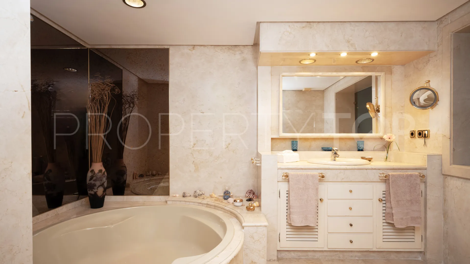 For sale Los Monteros villa with 5 bedrooms