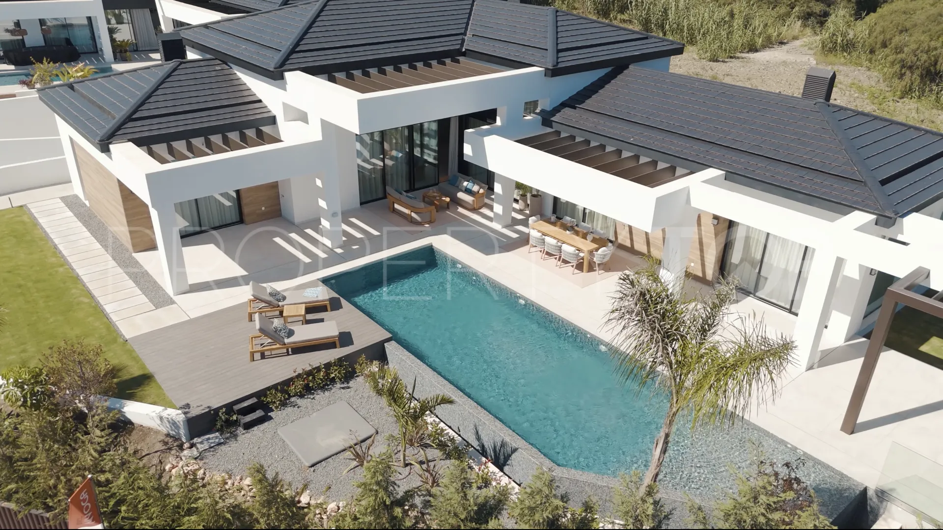 Se vende villa con 4 dormitorios en Nueva Andalucia