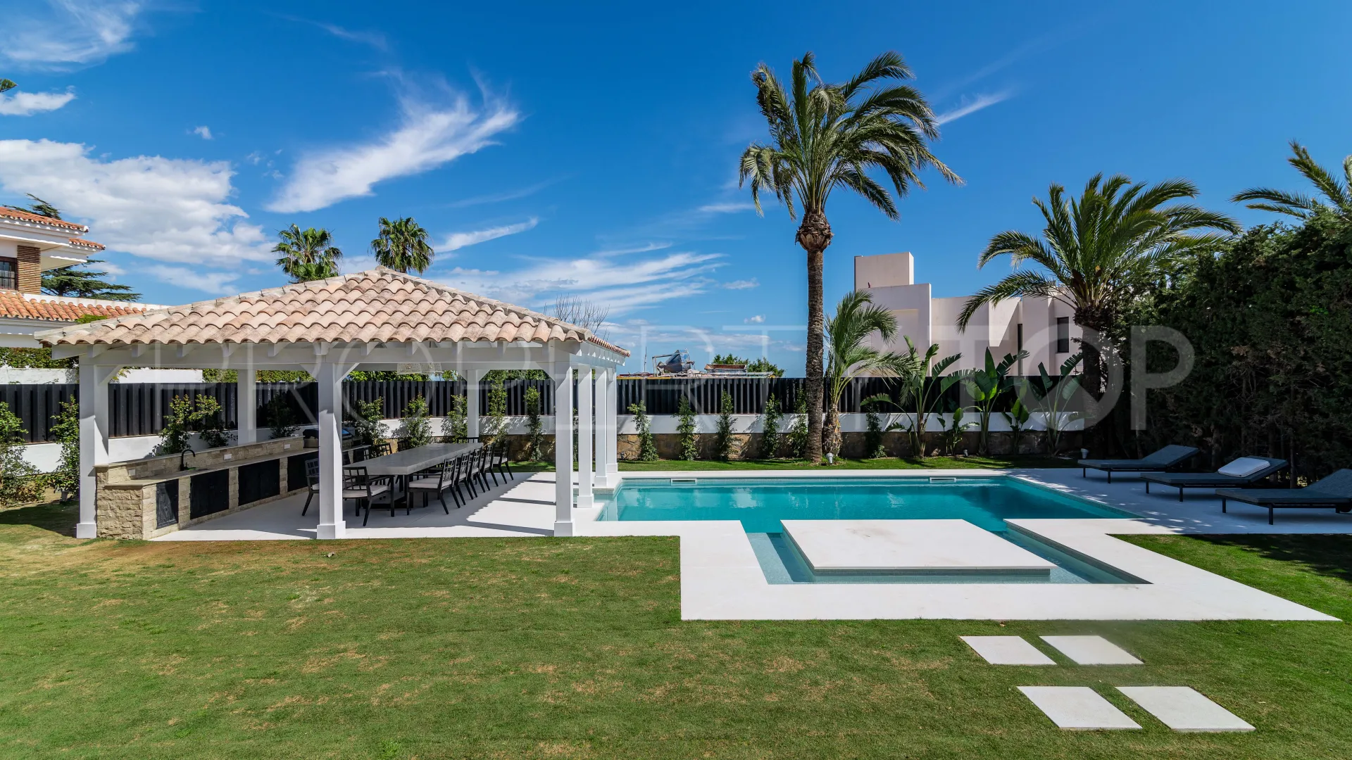 For sale villa in Nueva Andalucia