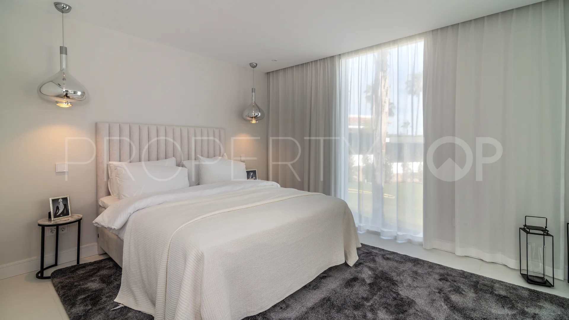 For sale villa in Nueva Andalucia