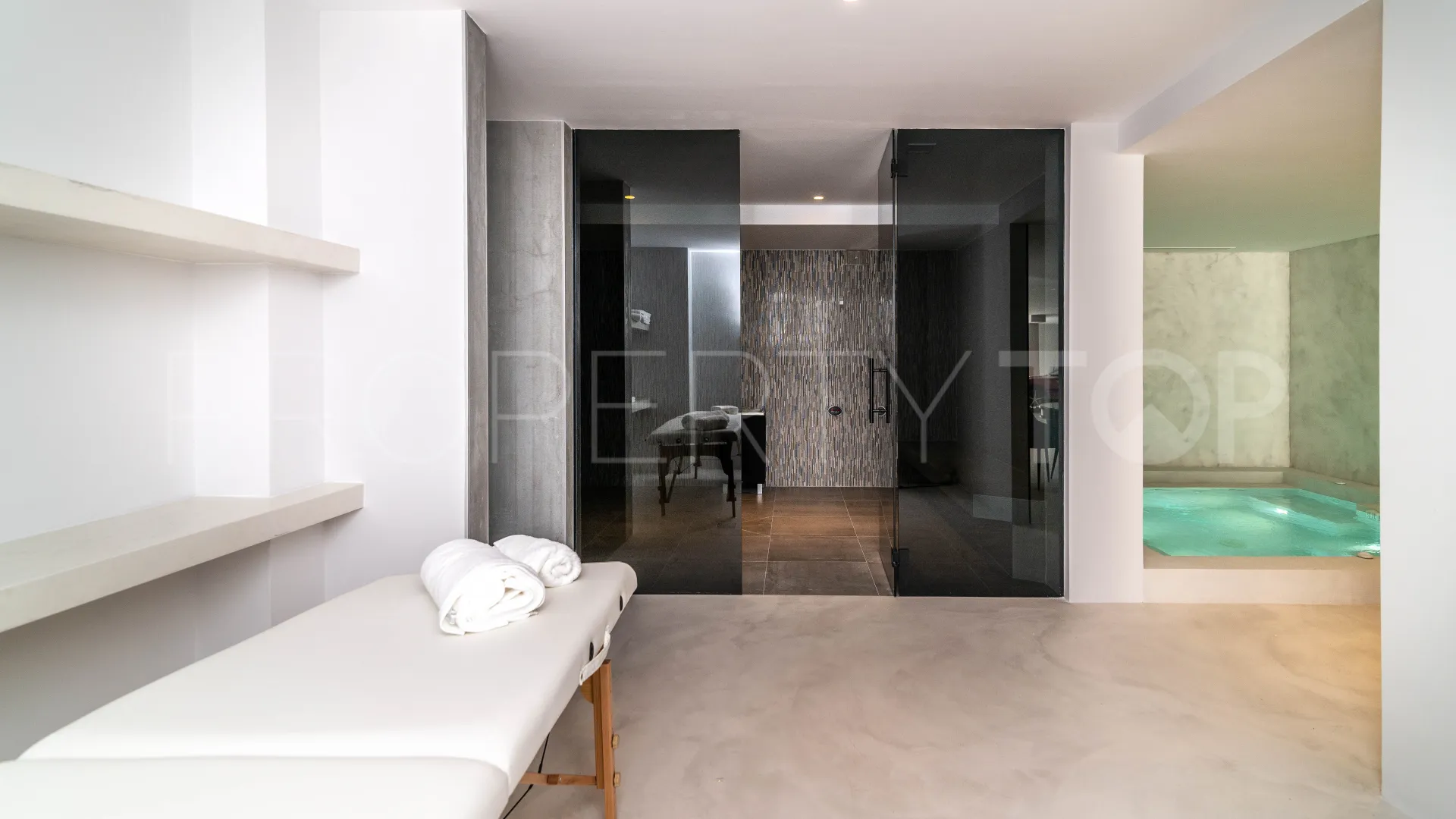 For sale villa in Nueva Andalucia