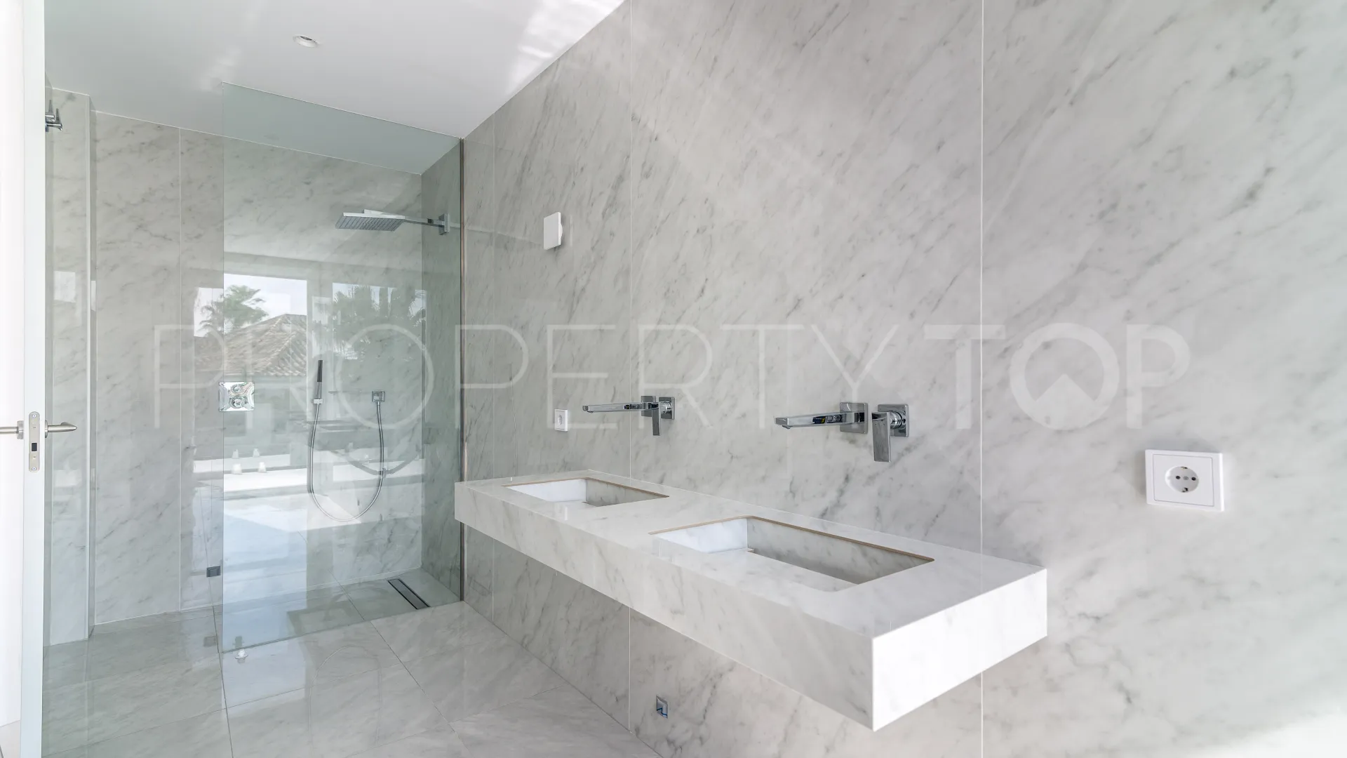 For sale villa in Nueva Andalucia