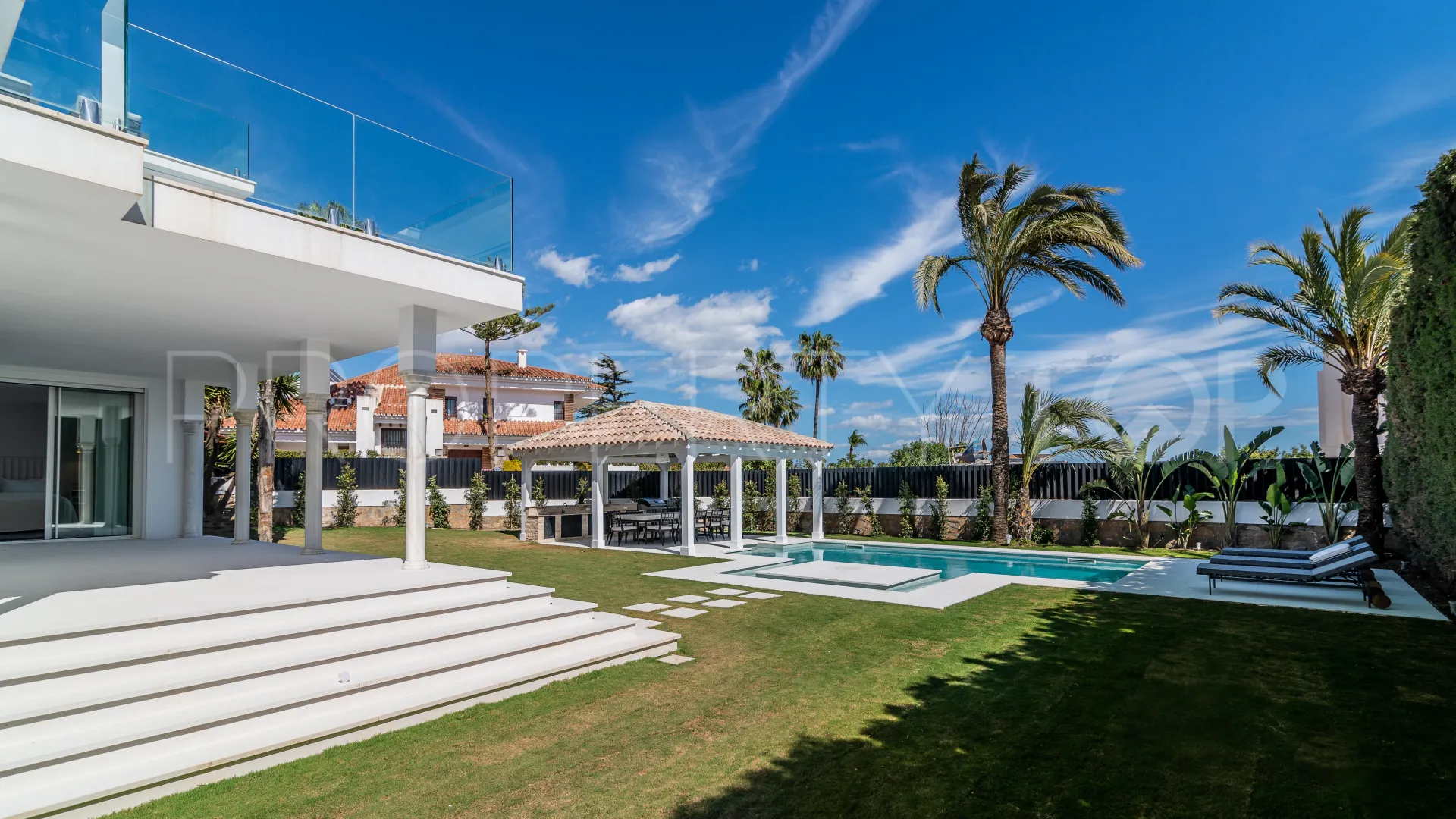 For sale villa in Nueva Andalucia