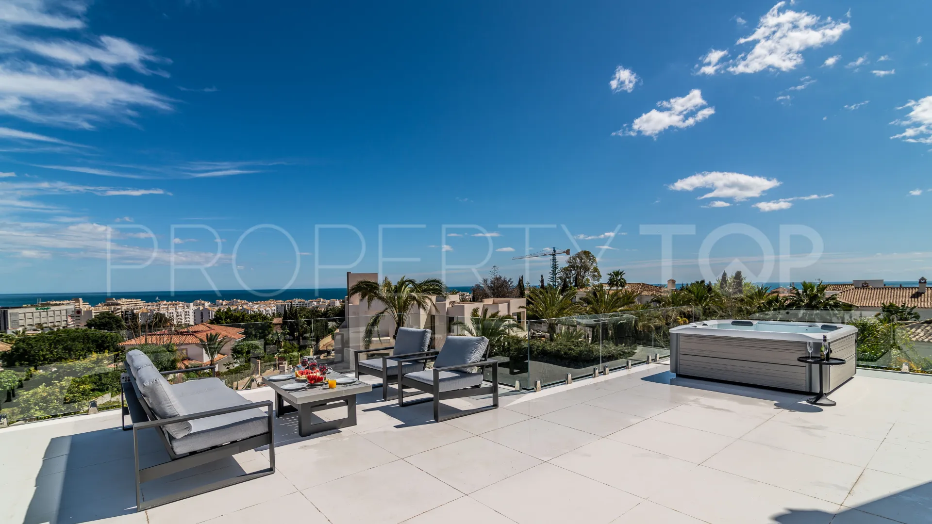 For sale villa in Nueva Andalucia