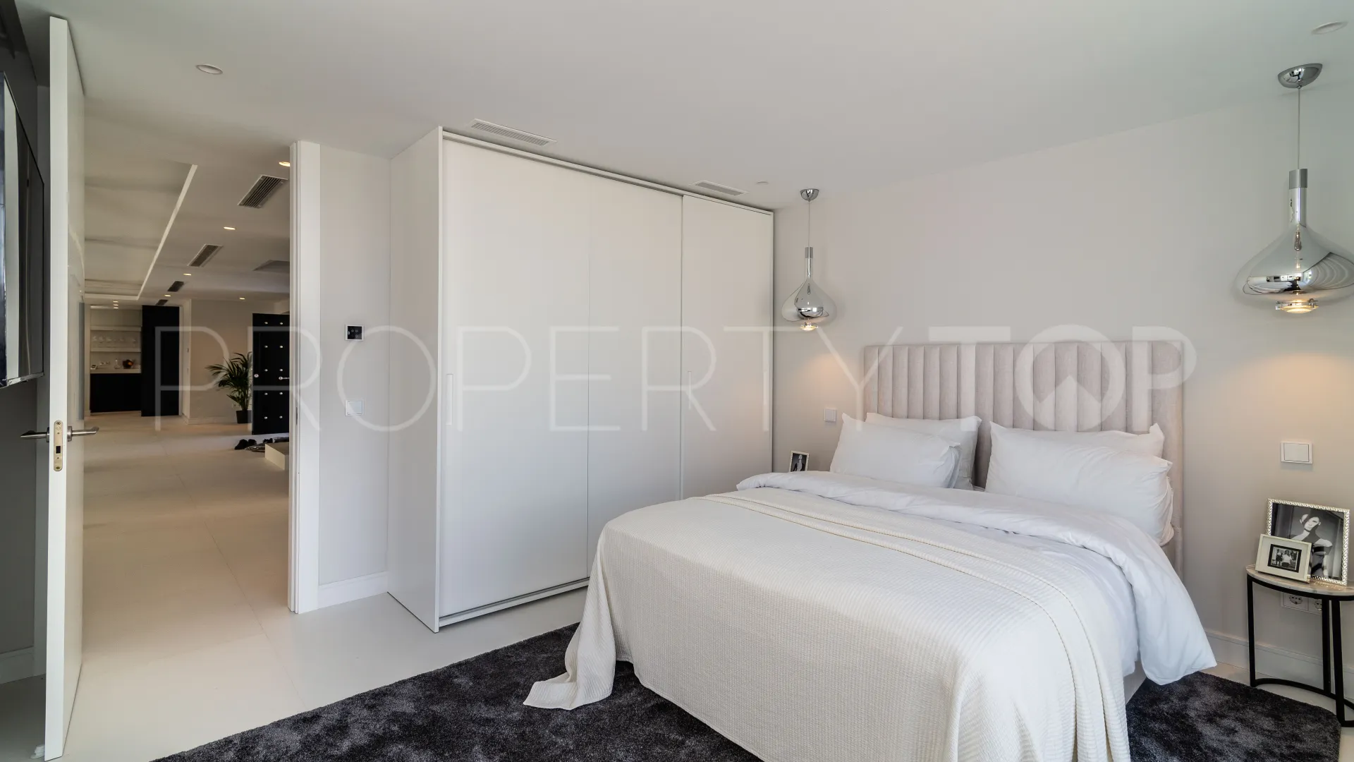 For sale villa in Nueva Andalucia