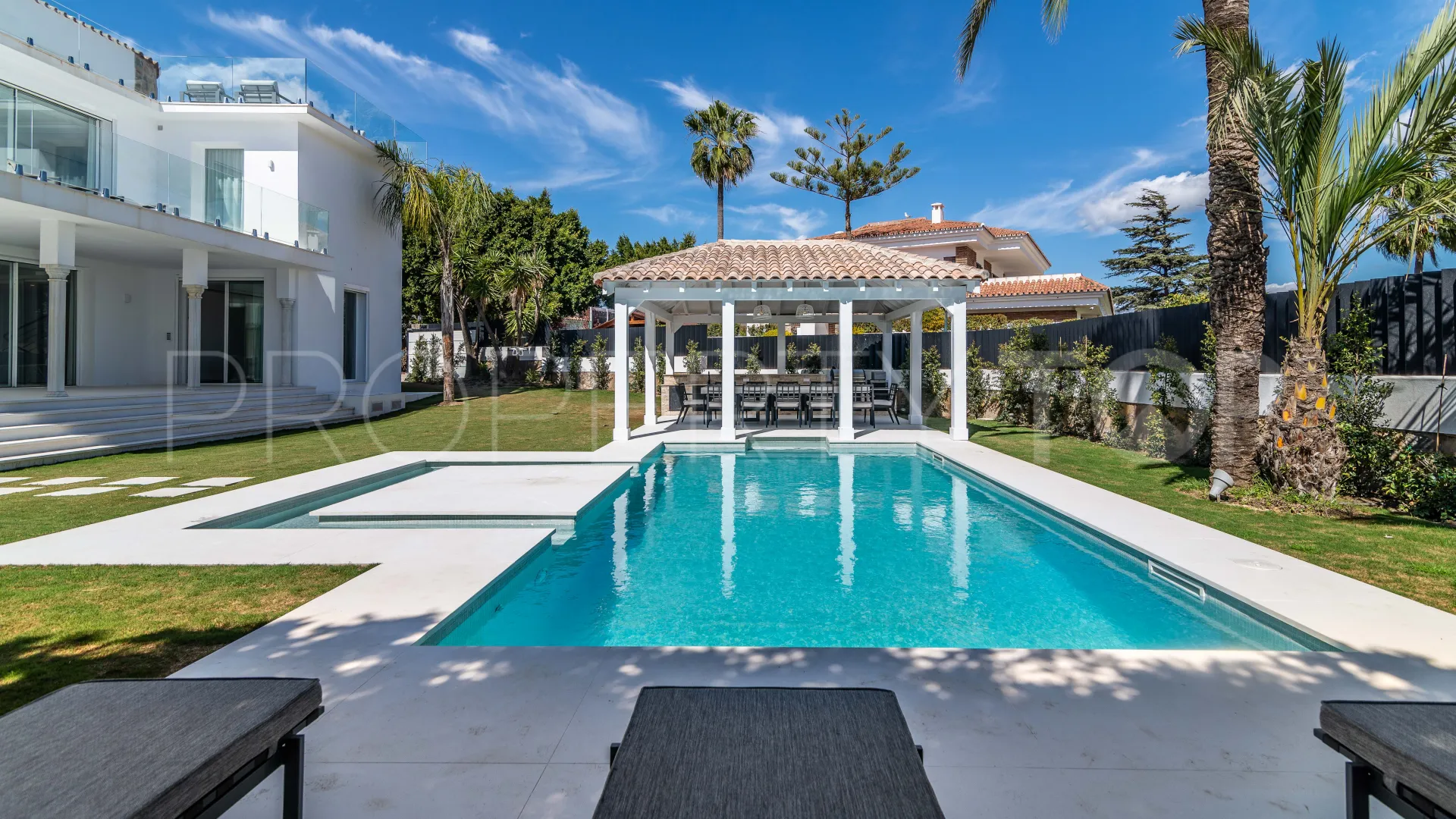 For sale villa in Nueva Andalucia