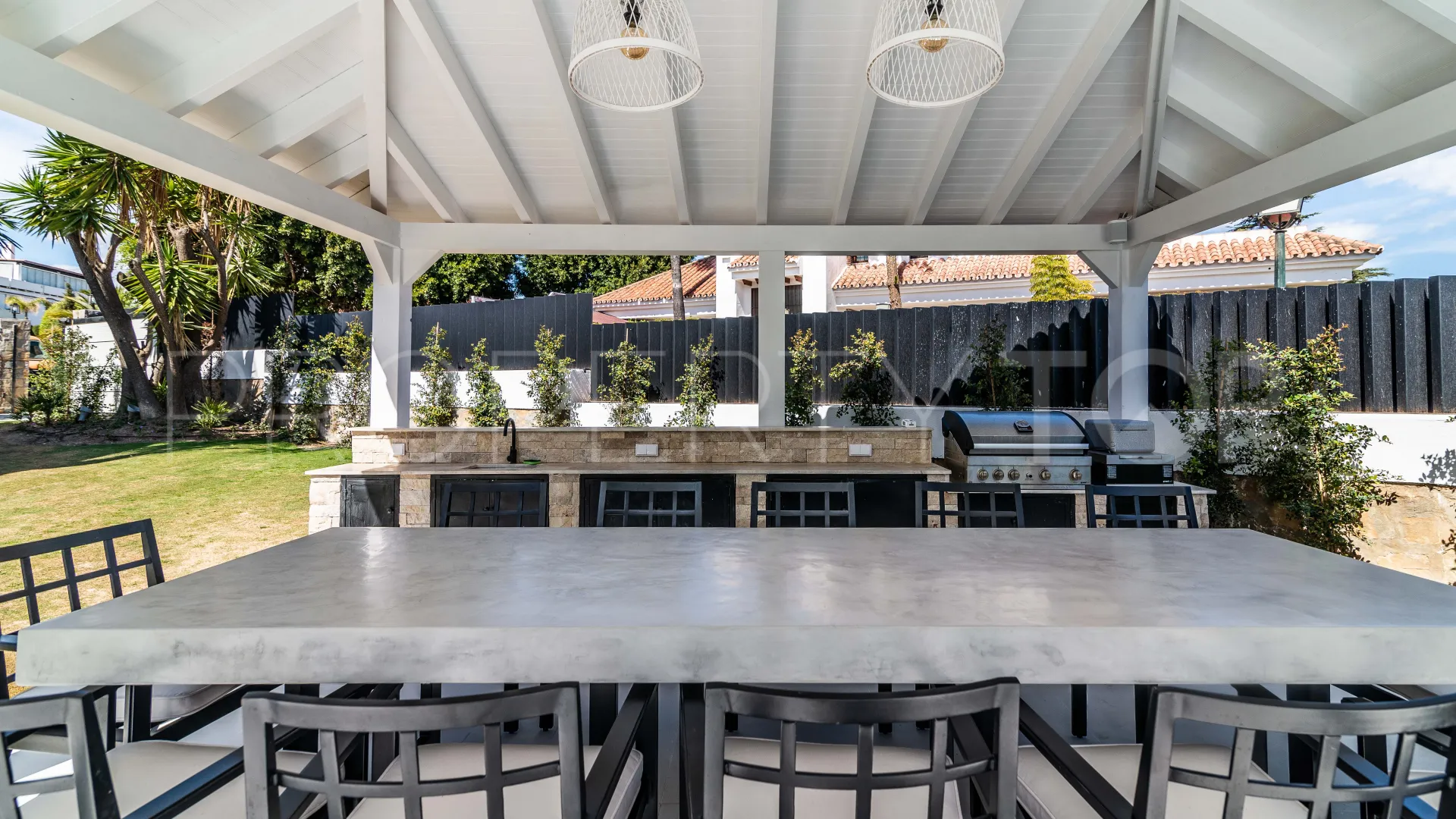 For sale villa in Nueva Andalucia