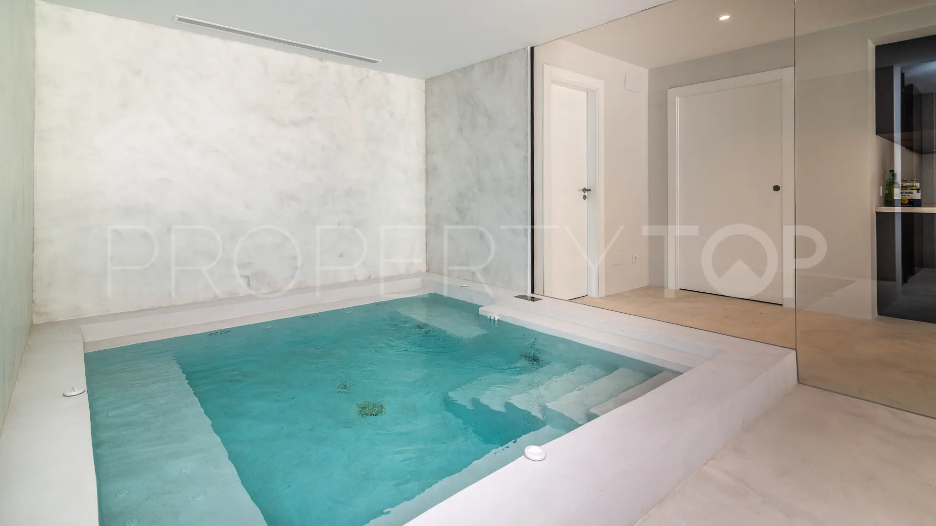 For sale villa in Nueva Andalucia