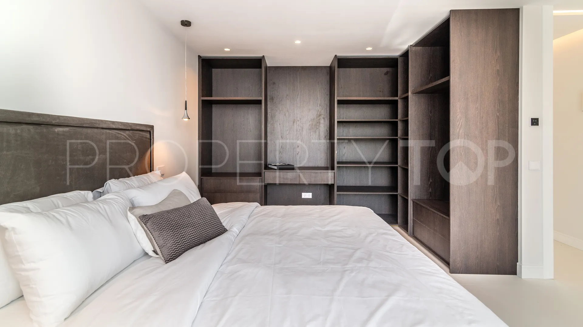 For sale villa in Nueva Andalucia