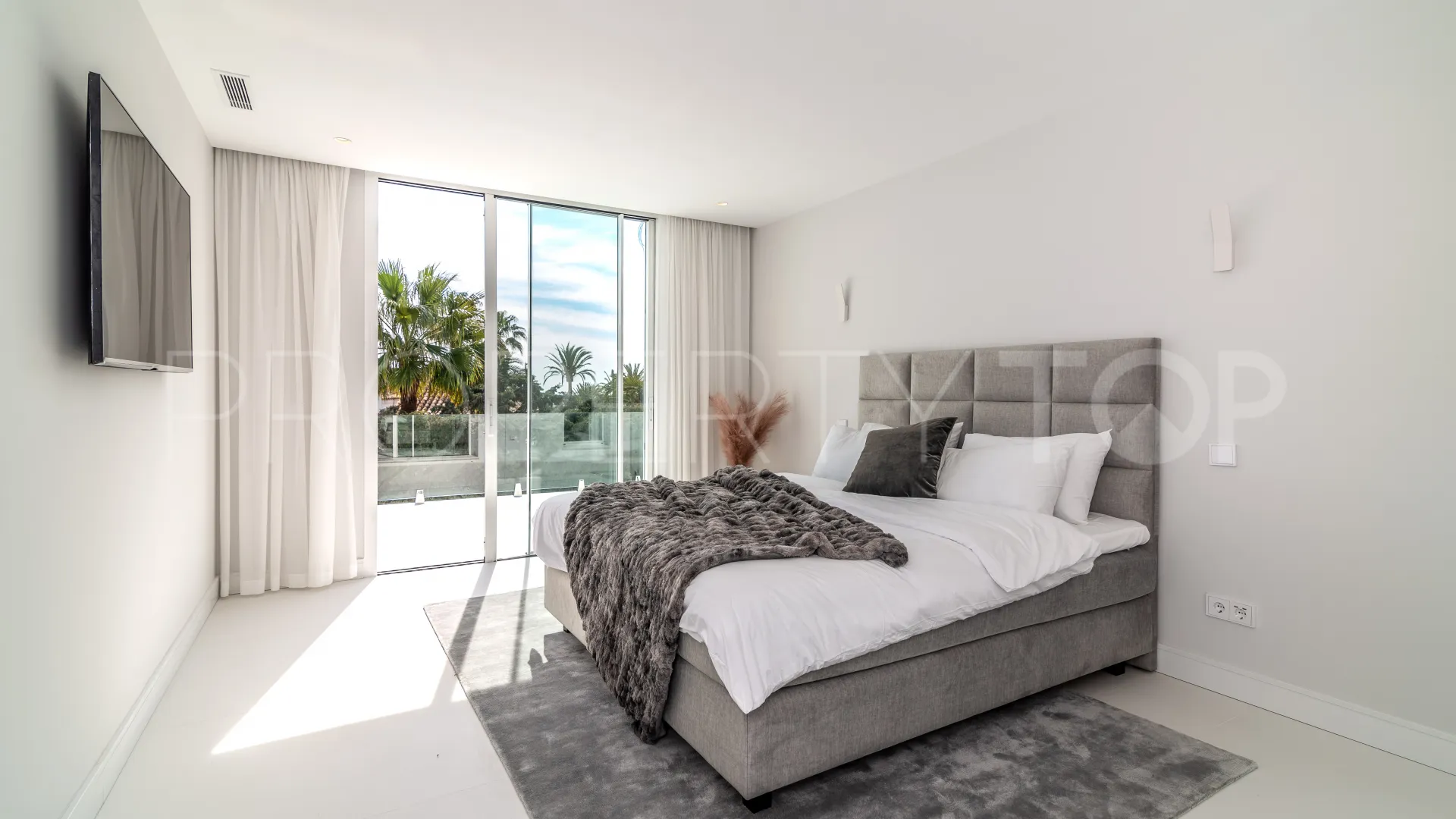 For sale villa in Nueva Andalucia