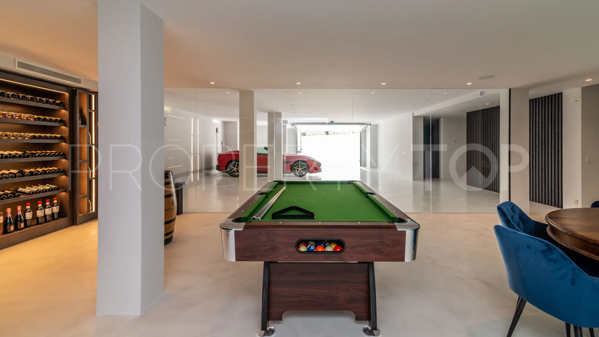 For sale villa in Nueva Andalucia