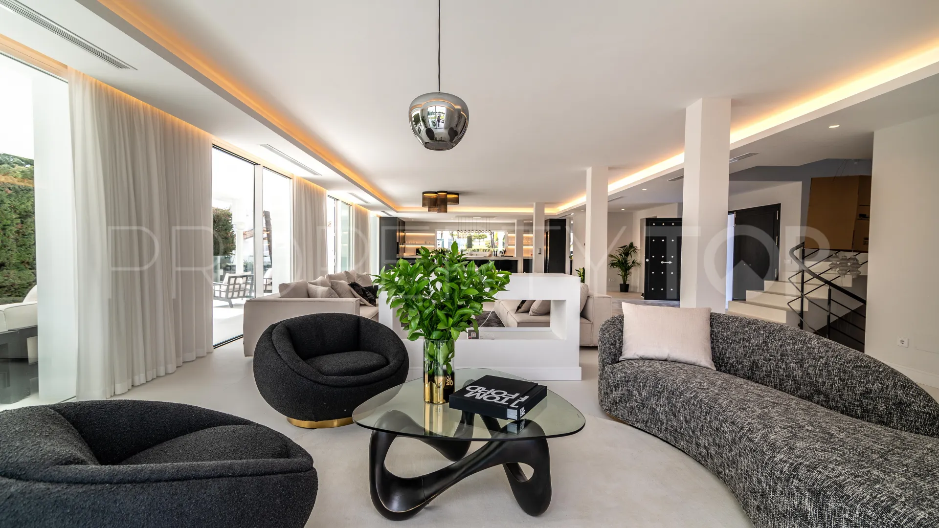 For sale villa in Nueva Andalucia
