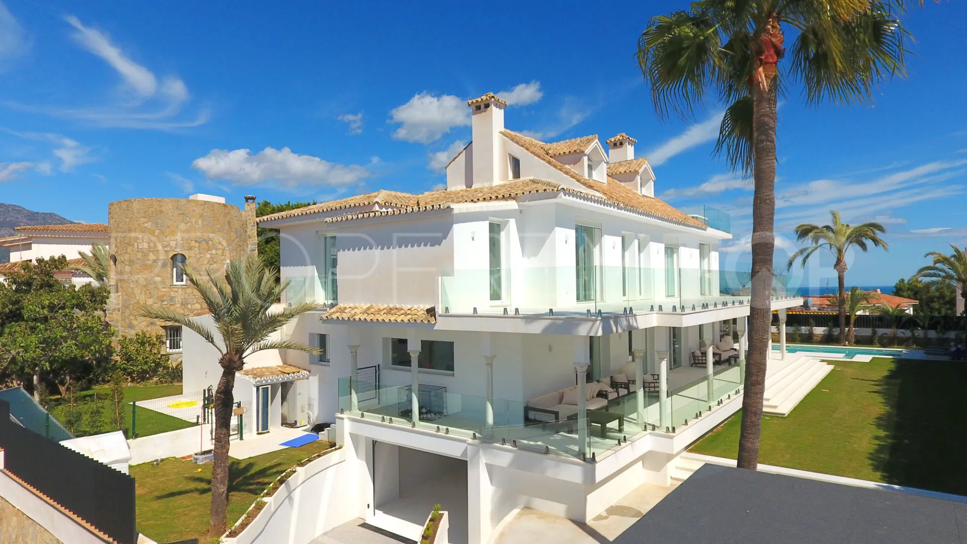 For sale villa in Nueva Andalucia
