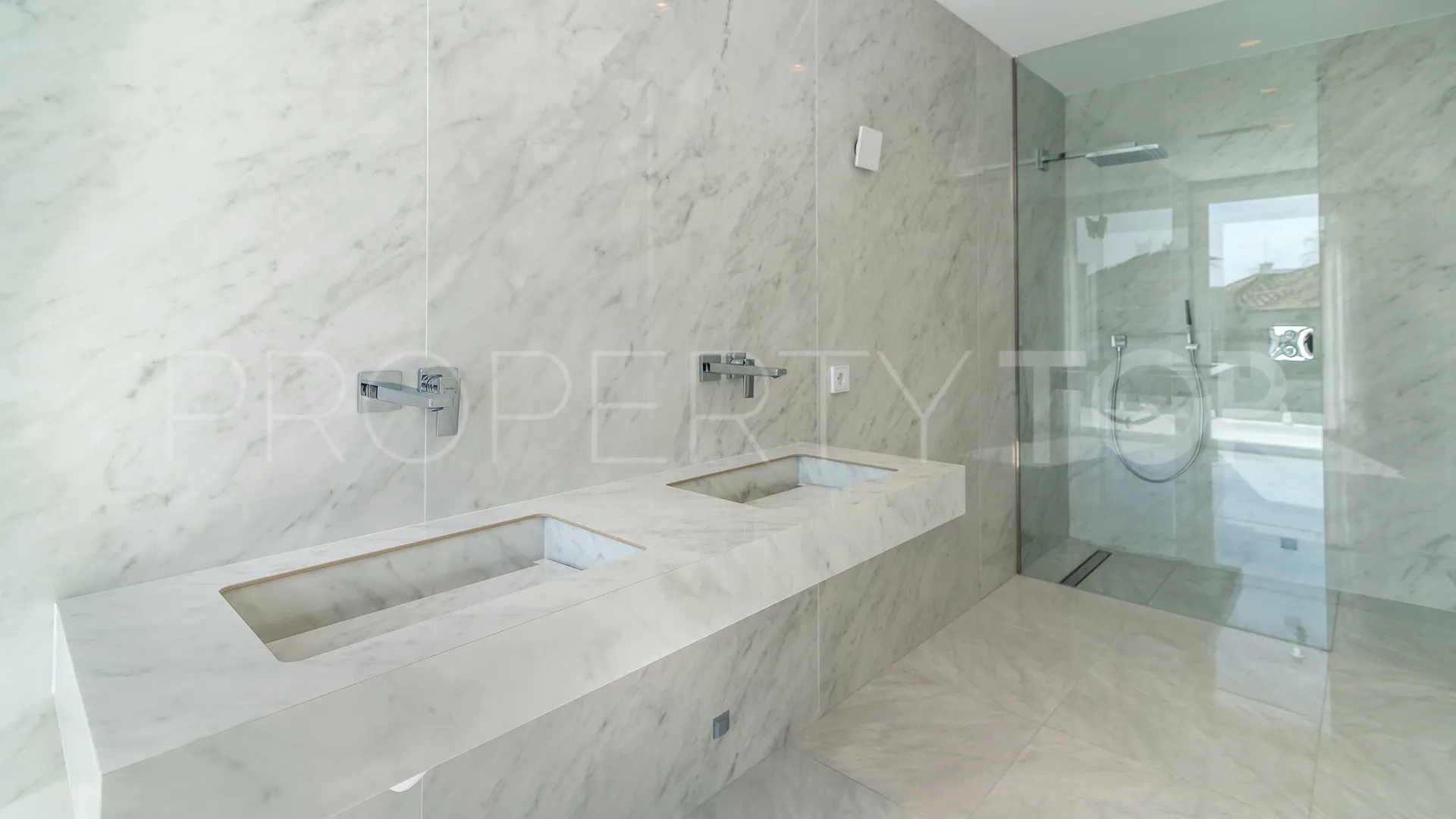 For sale villa in Nueva Andalucia