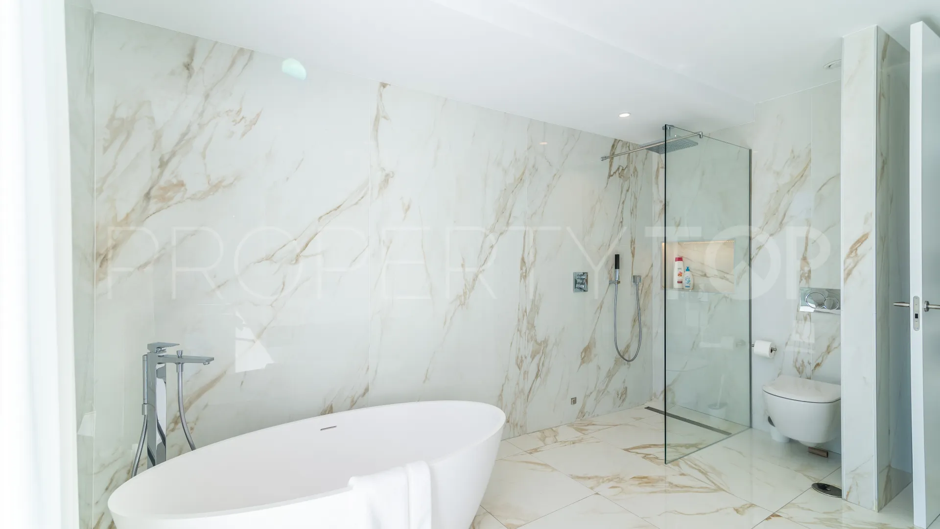 For sale villa in Nueva Andalucia