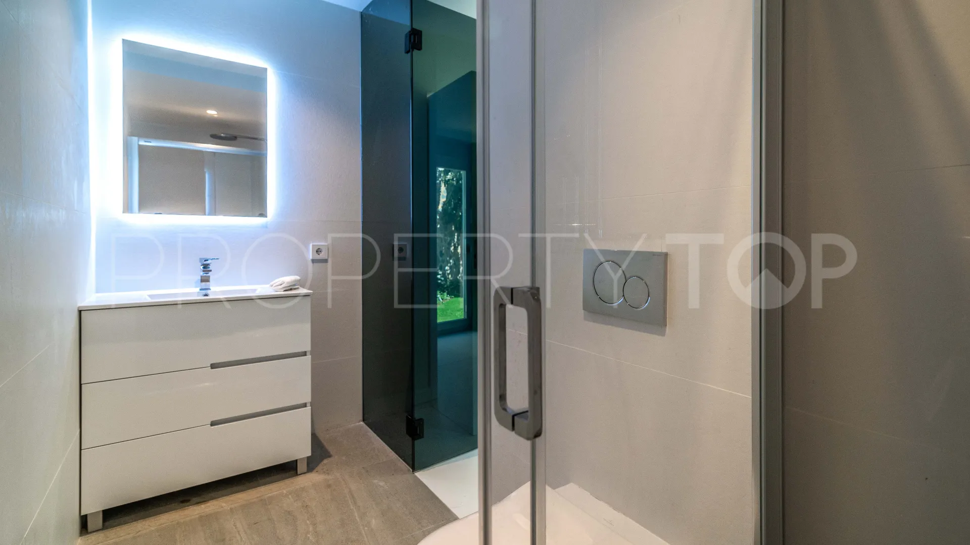For sale villa in Nueva Andalucia